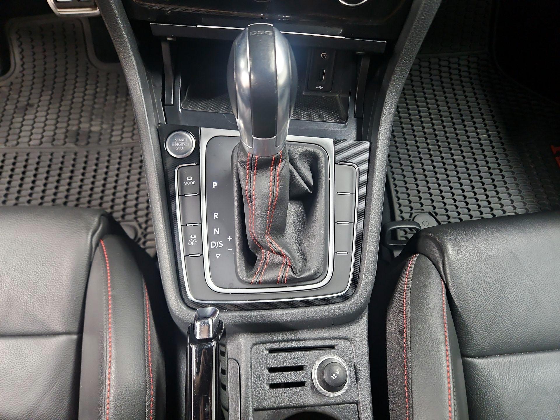 Thumbnail: 2016 Volkswagen Golf - 18