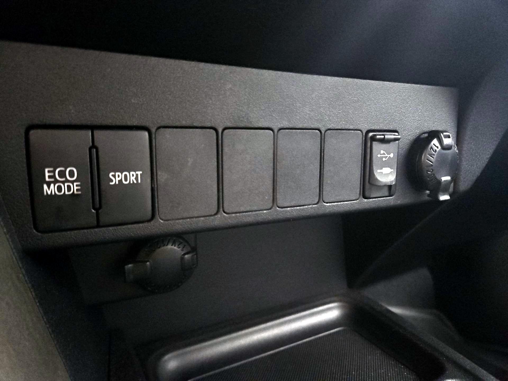 Thumbnail: 2014 Toyota RAV4 - 18