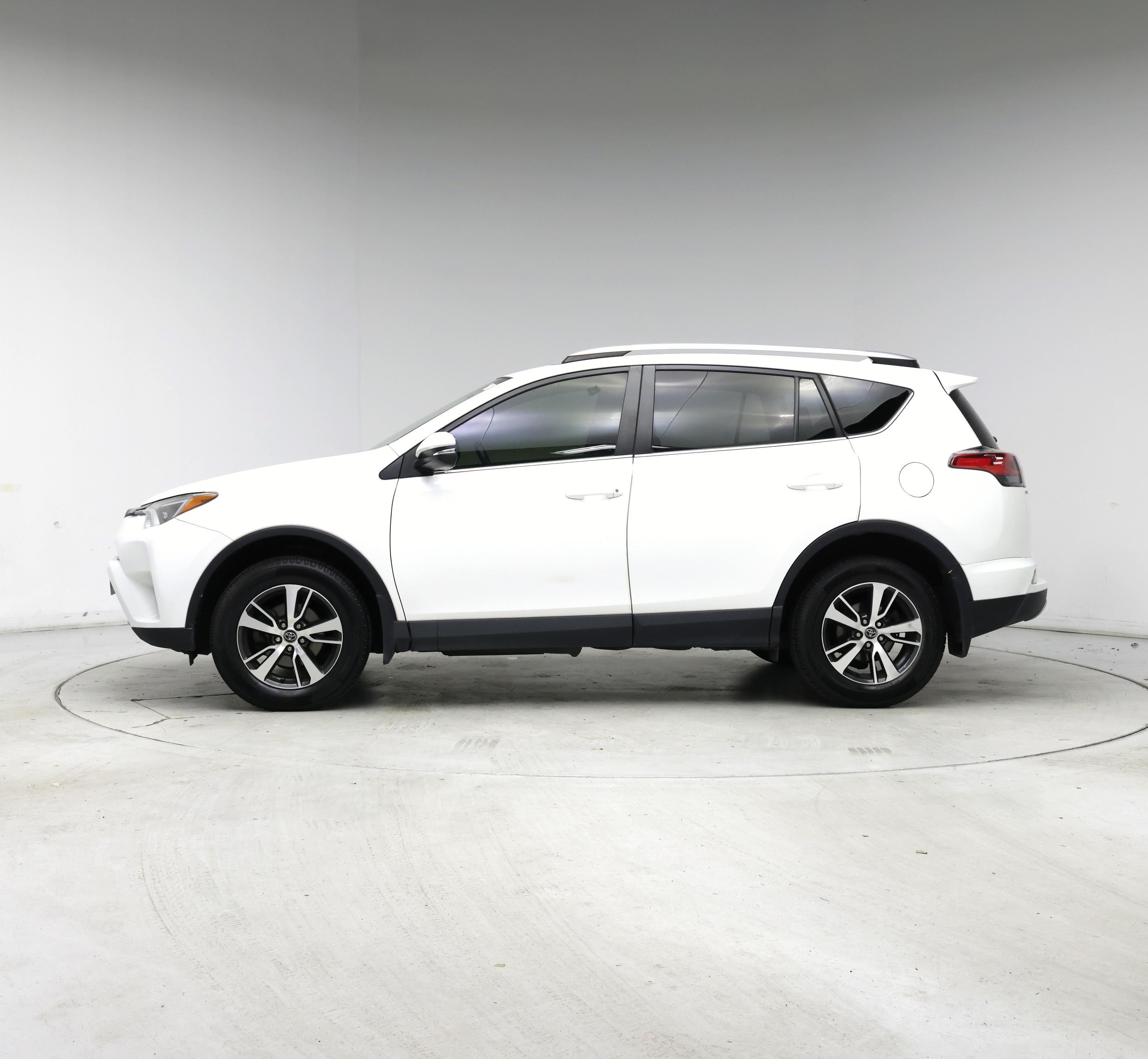 Thumbnail: 2016 Toyota RAV4 - 3