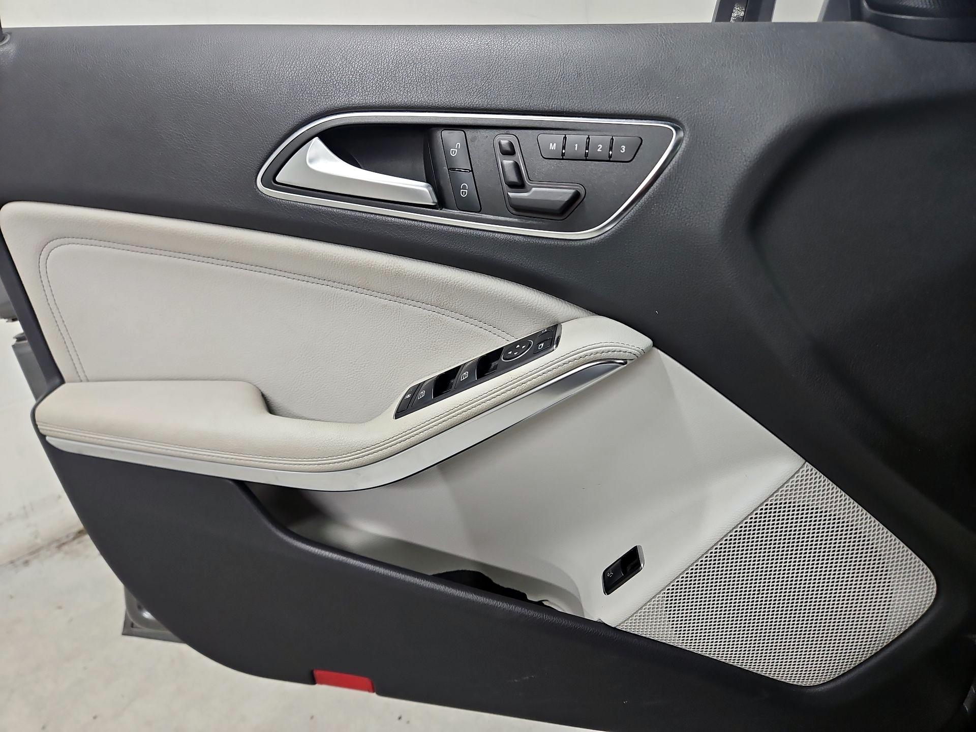 Thumbnail: 2017 Mercedes-Benz GLA - 12