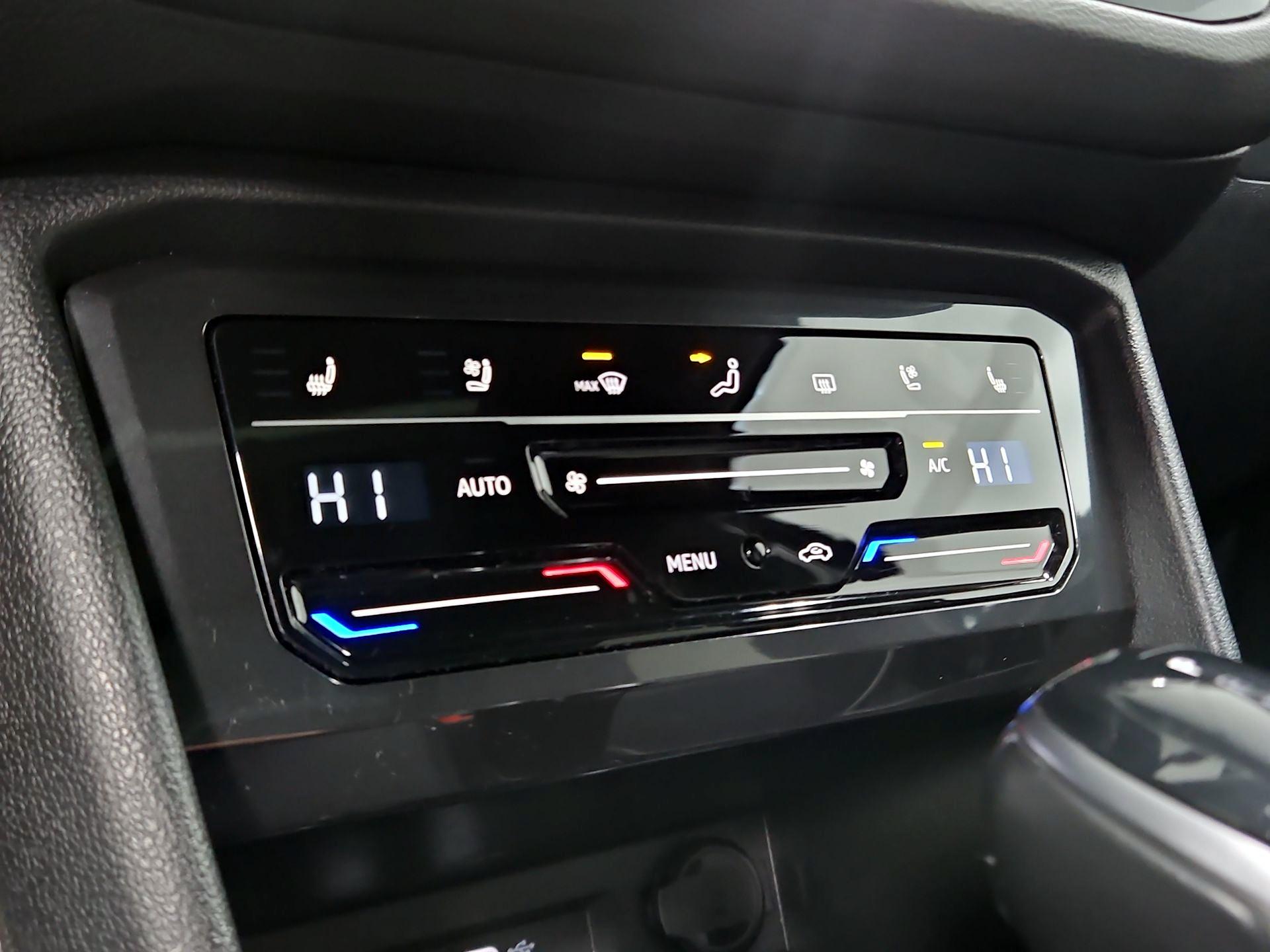 Thumbnail: 2022 Volkswagen Tiguan - 17