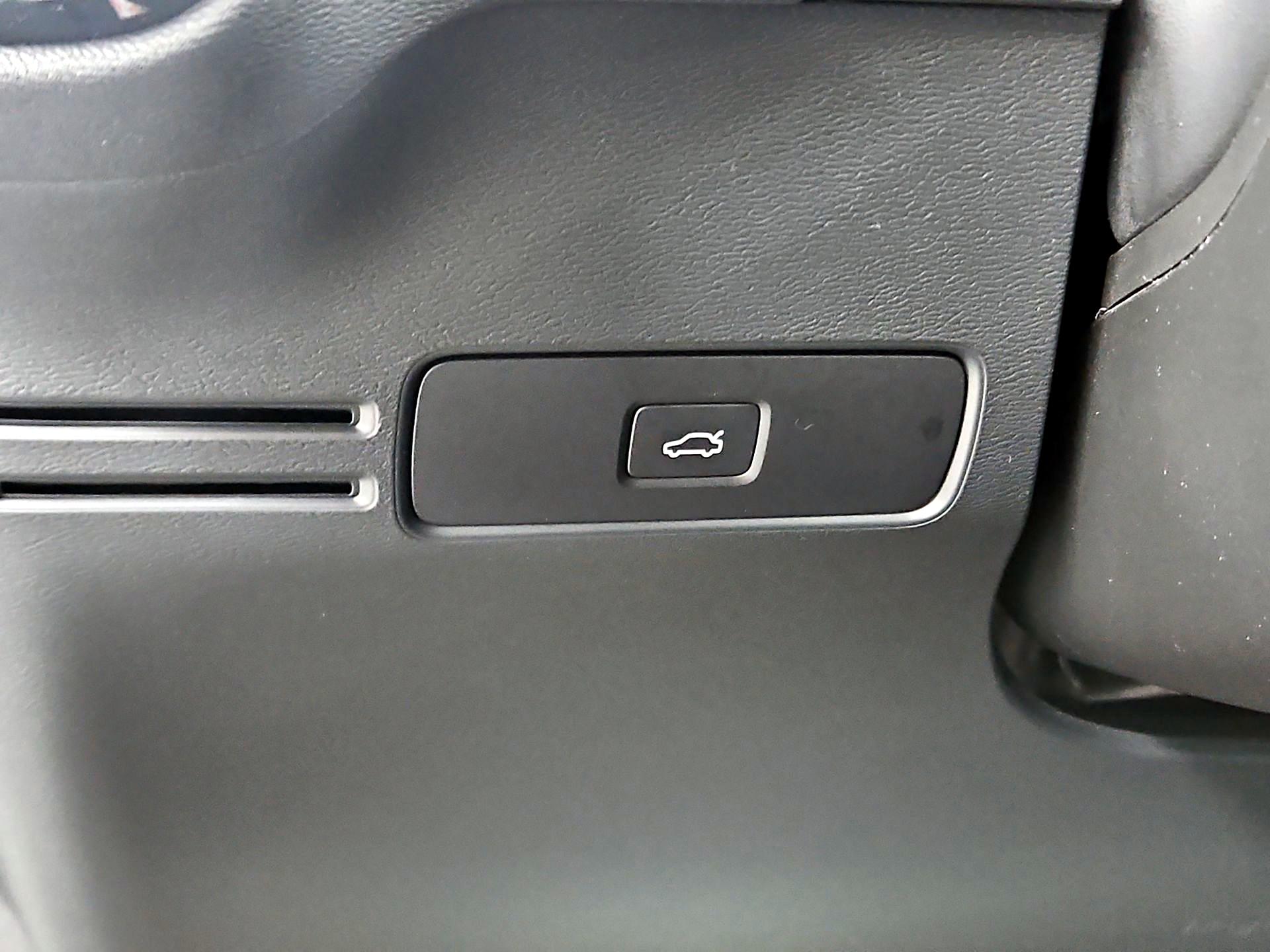 Thumbnail: 2023 Volvo C40 - 13