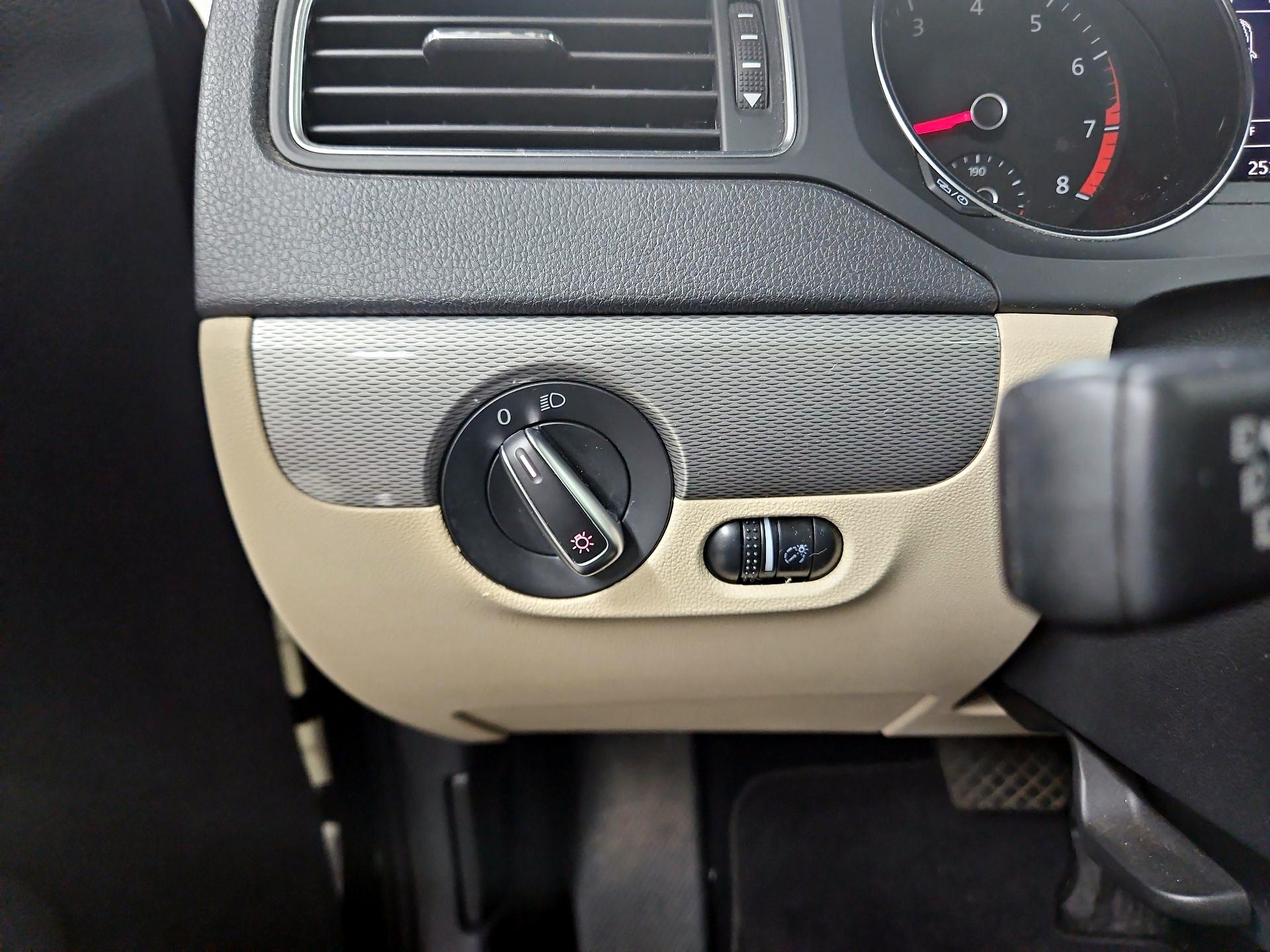 Thumbnail: 2017 Volkswagen Jetta - 13