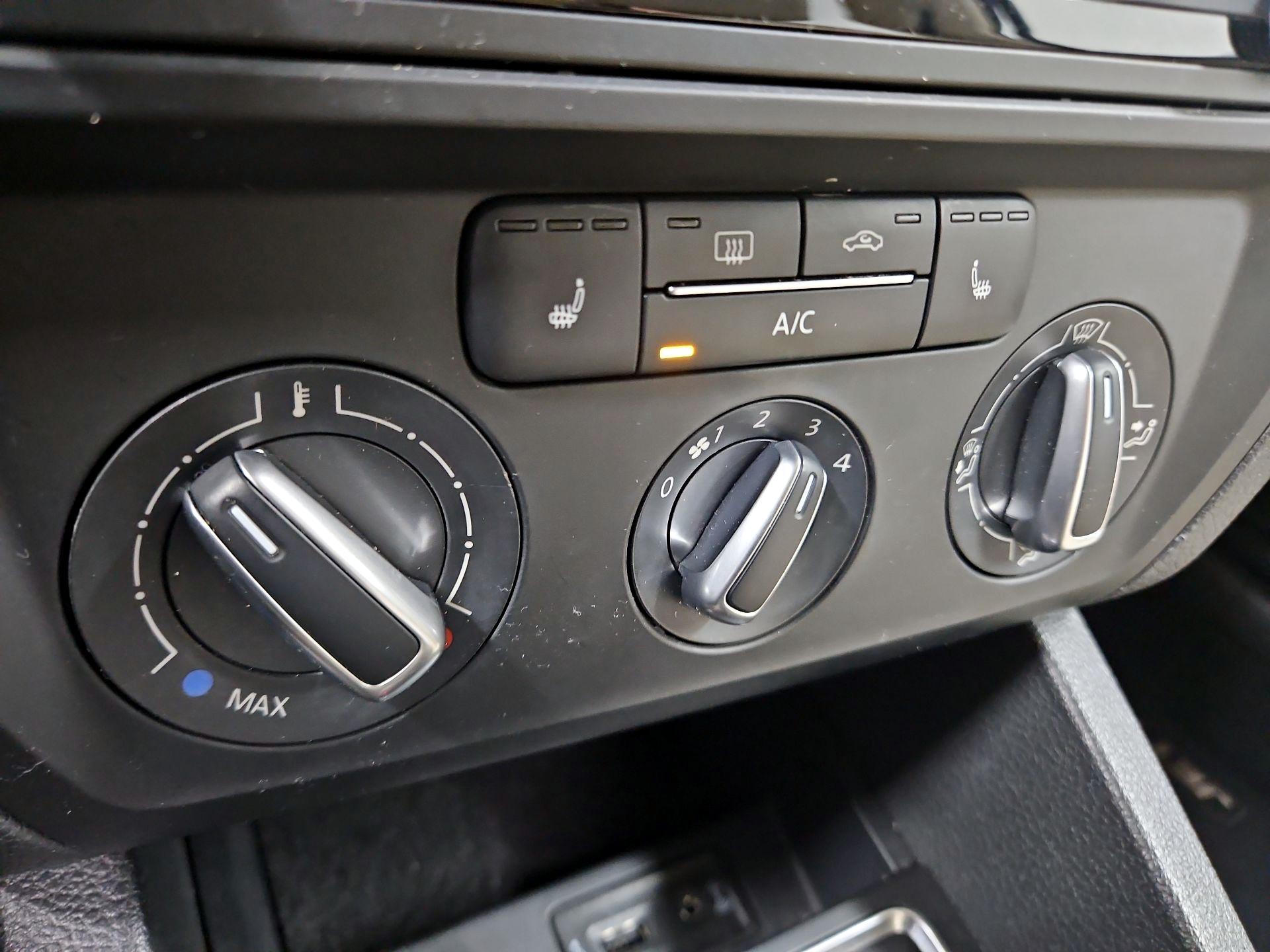 Thumbnail: 2017 Volkswagen Jetta - 16