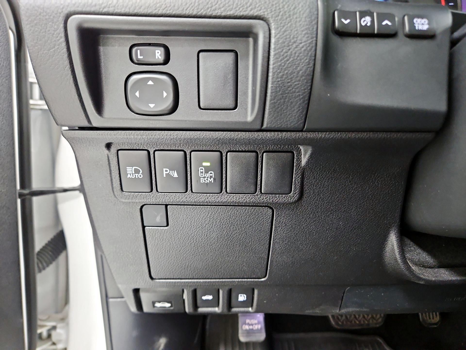 Thumbnail: 2016 Lexus ES - 13