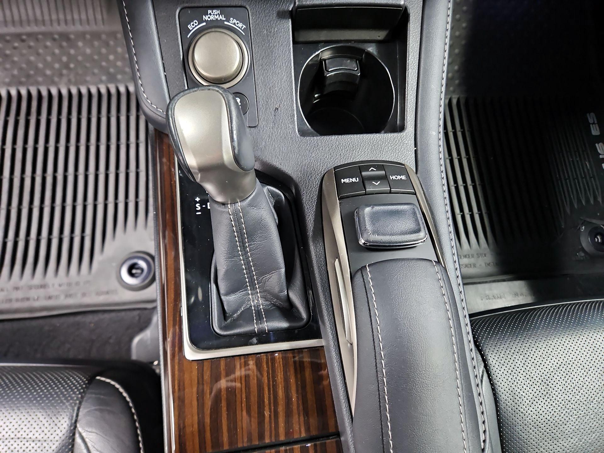 Thumbnail: 2016 Lexus ES - 17