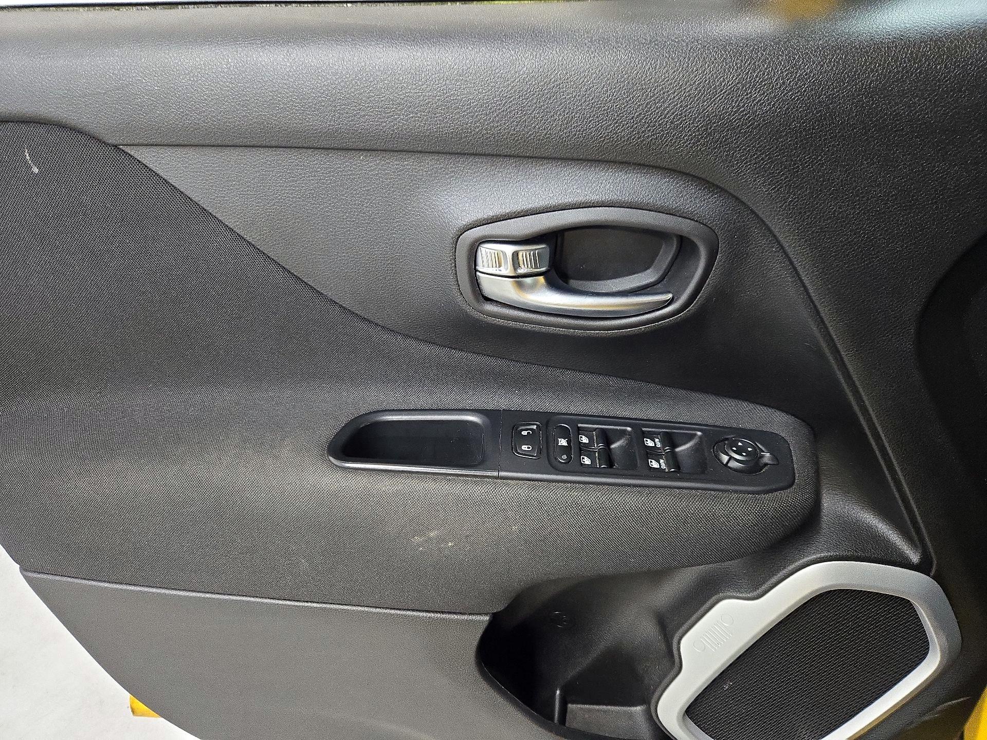 Thumbnail: 2018 Jeep Renegade - 12