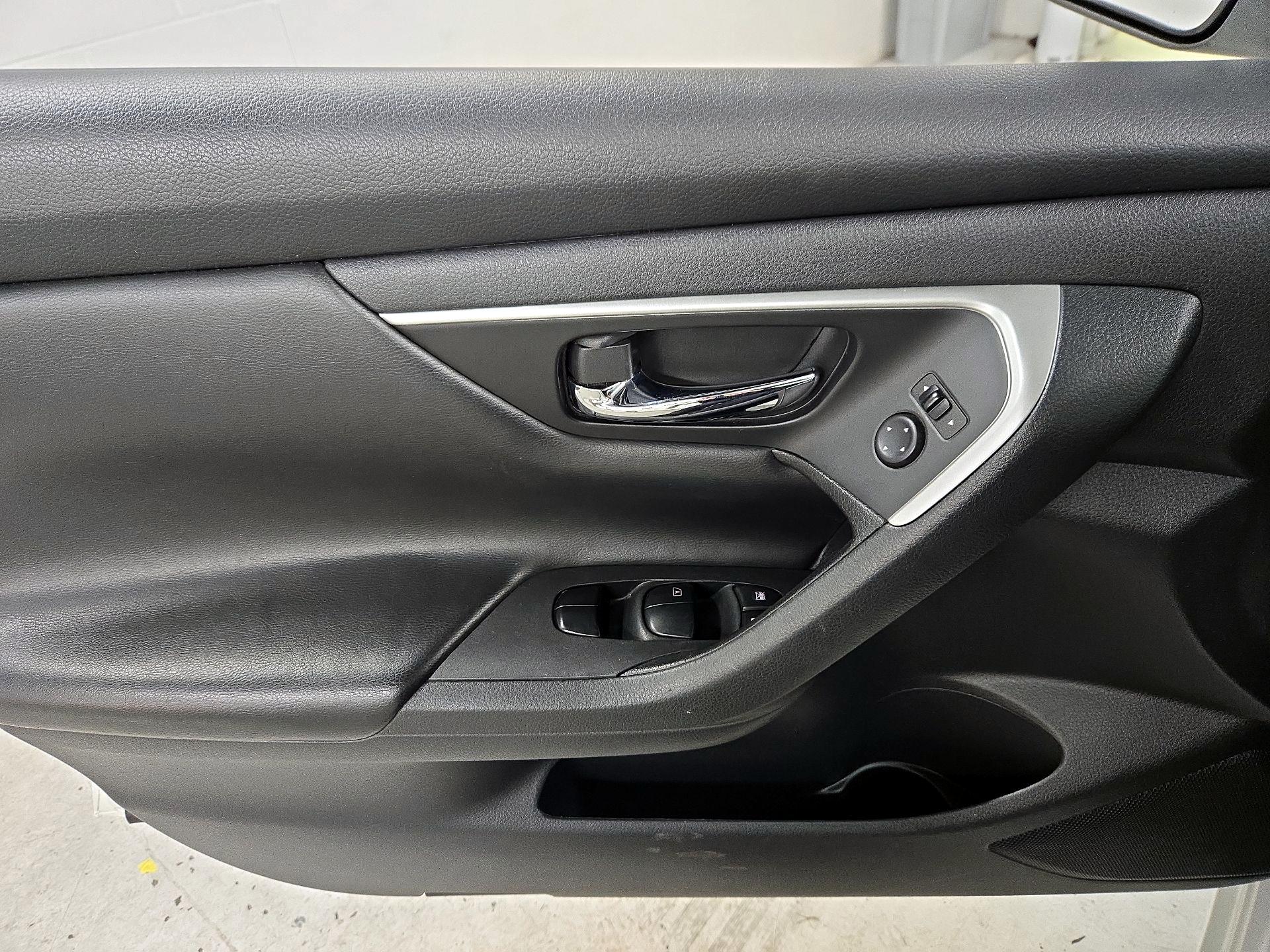 Thumbnail: 2016 Nissan Altima - 12