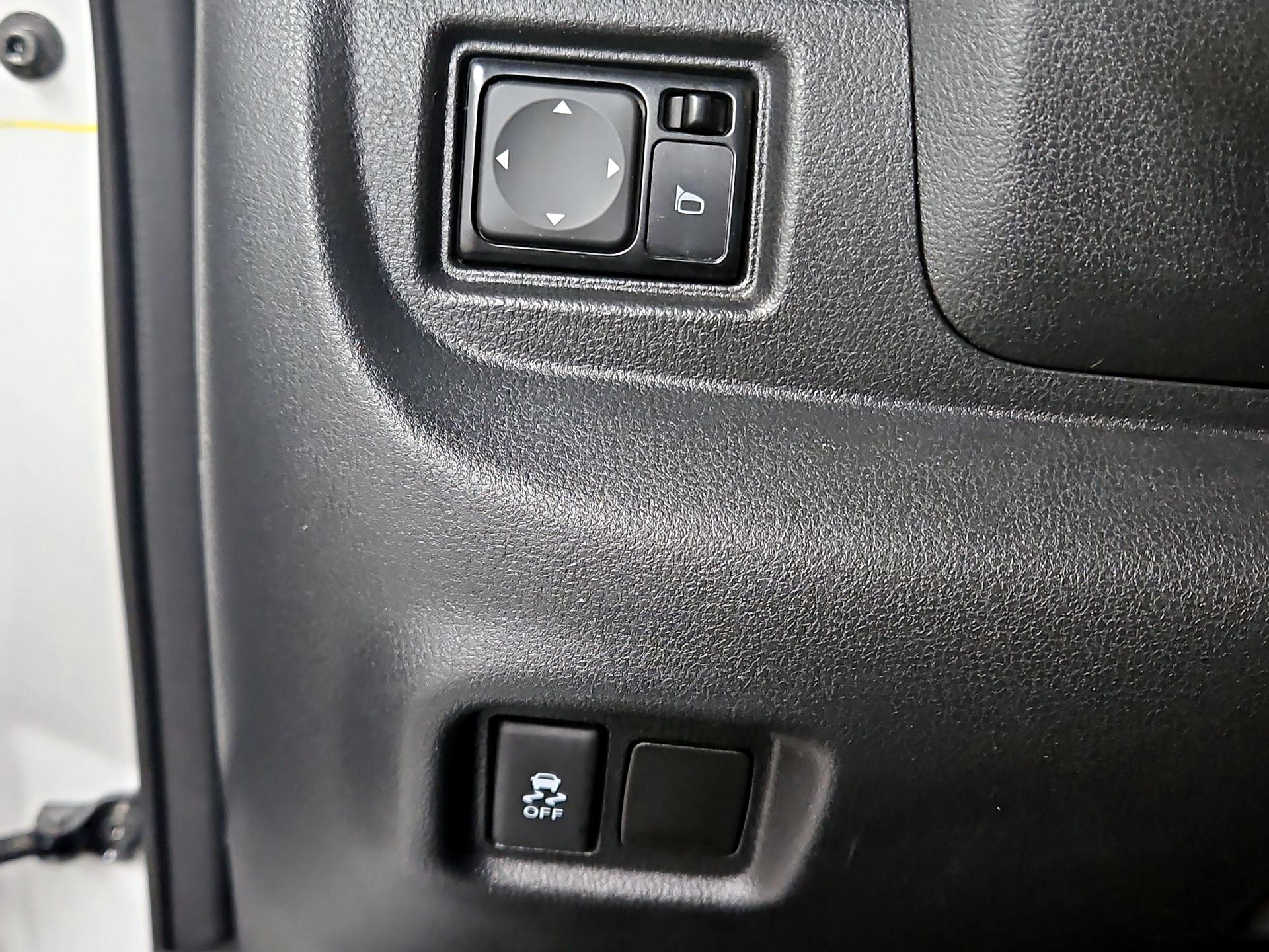 Thumbnail: 2014 Nissan Versa Note - 13