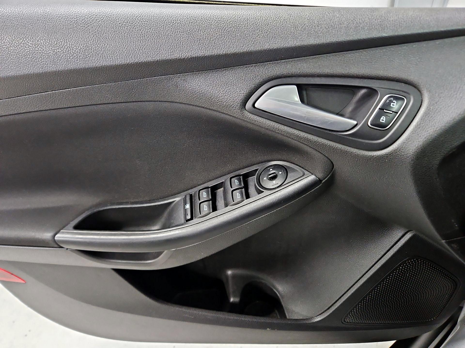 Thumbnail: 2016 Ford Focus - 12