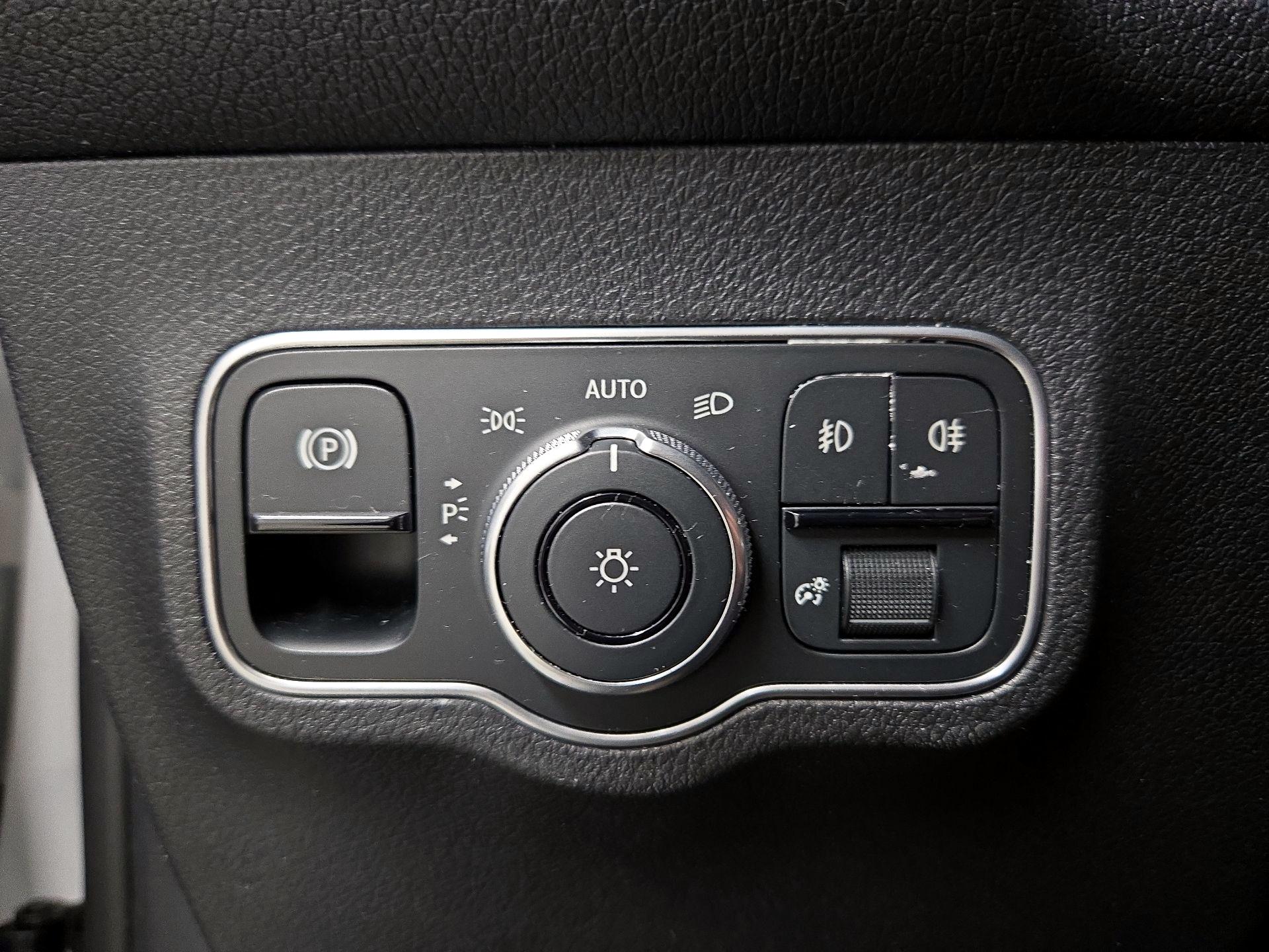 Thumbnail: 2025 Mercedes-Benz GLB - 13