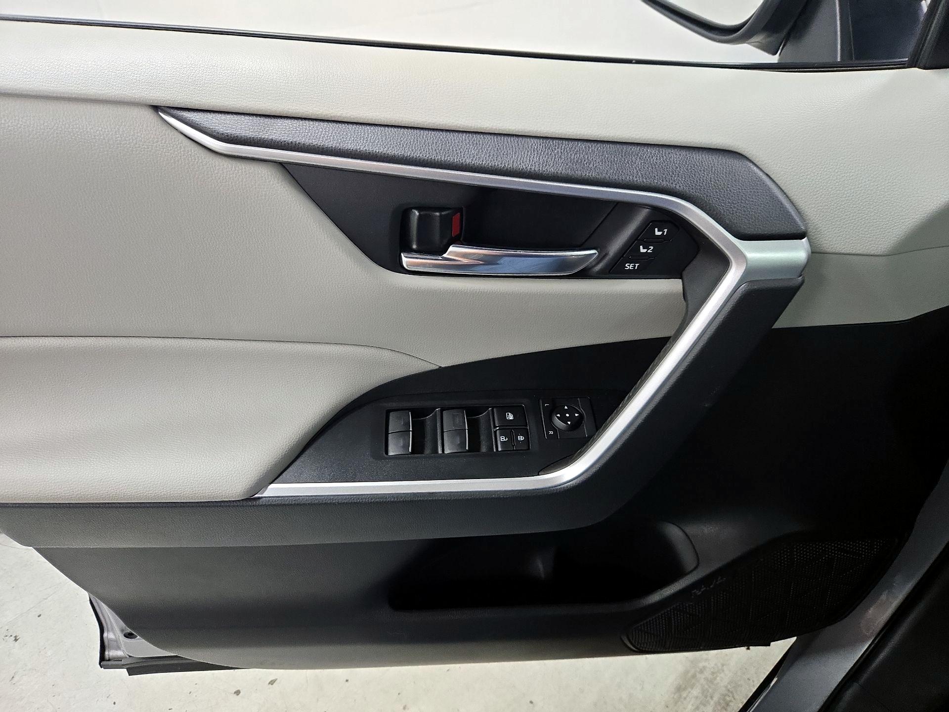 Thumbnail: 2022 Toyota RAV4 - 12