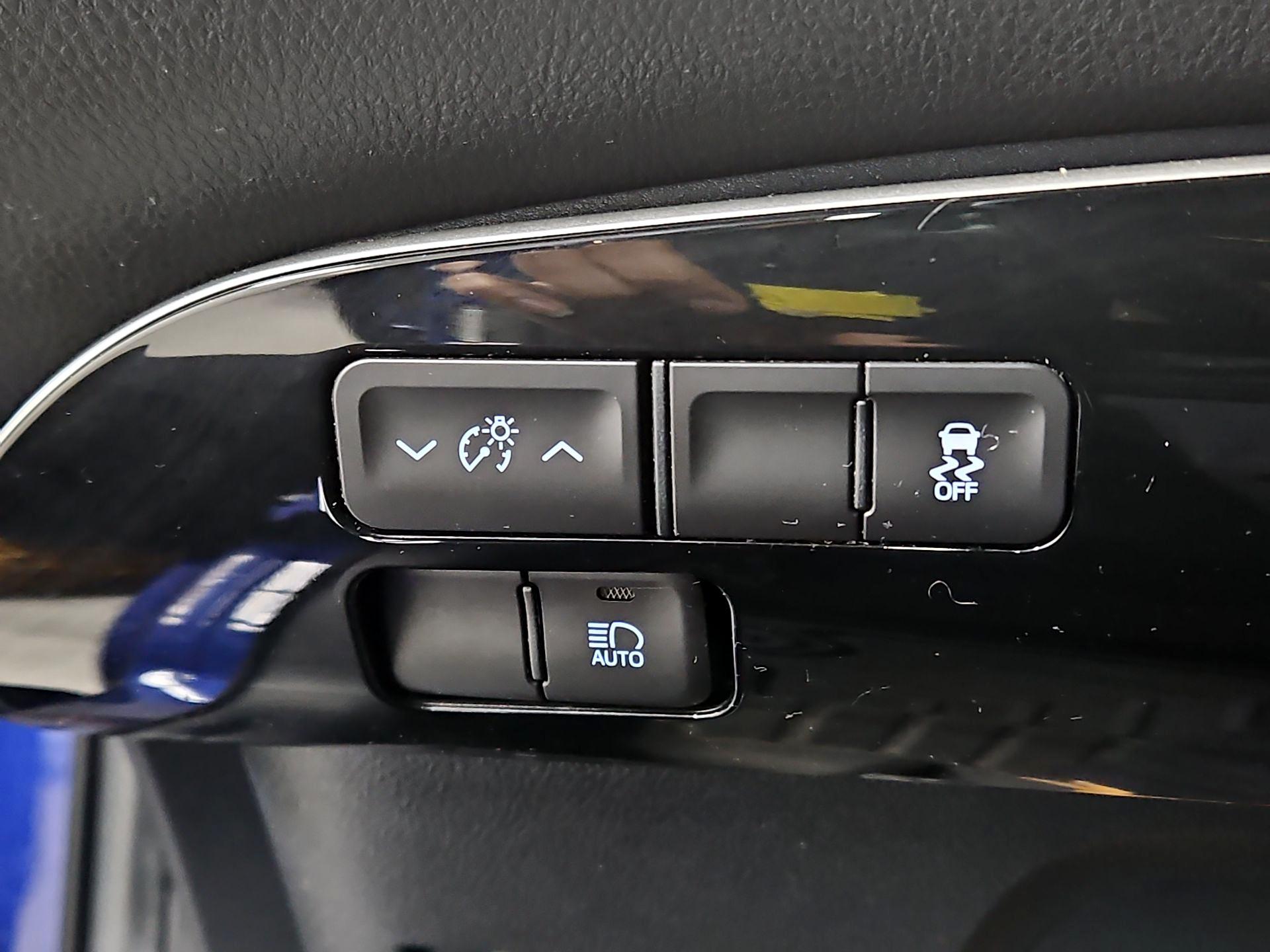 Thumbnail: 2017 Toyota Prius - 13