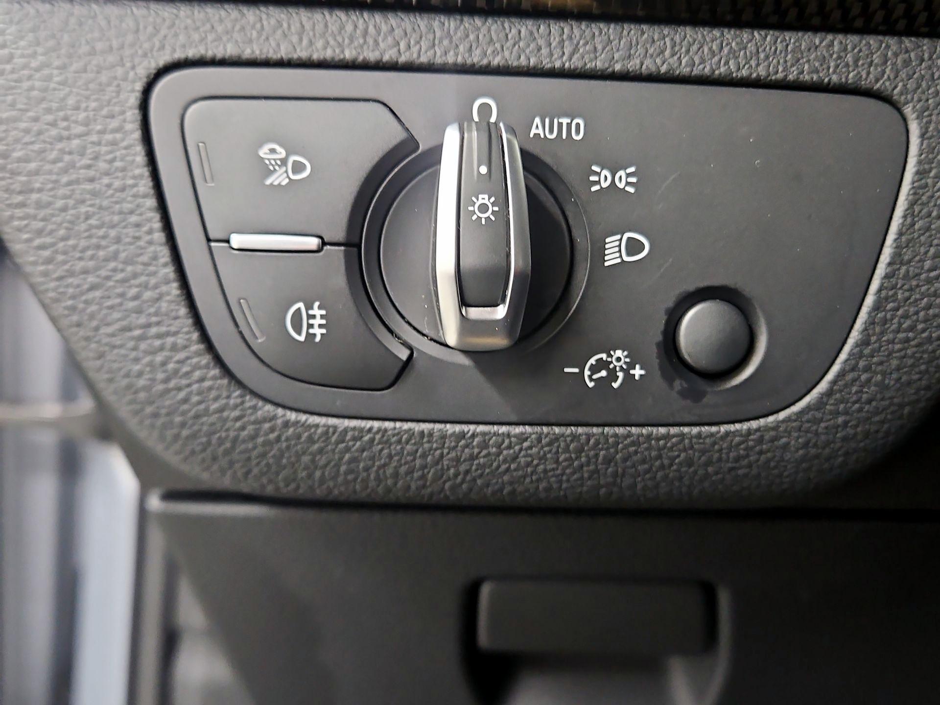 Thumbnail: 2020 Audi SQ5 - 13