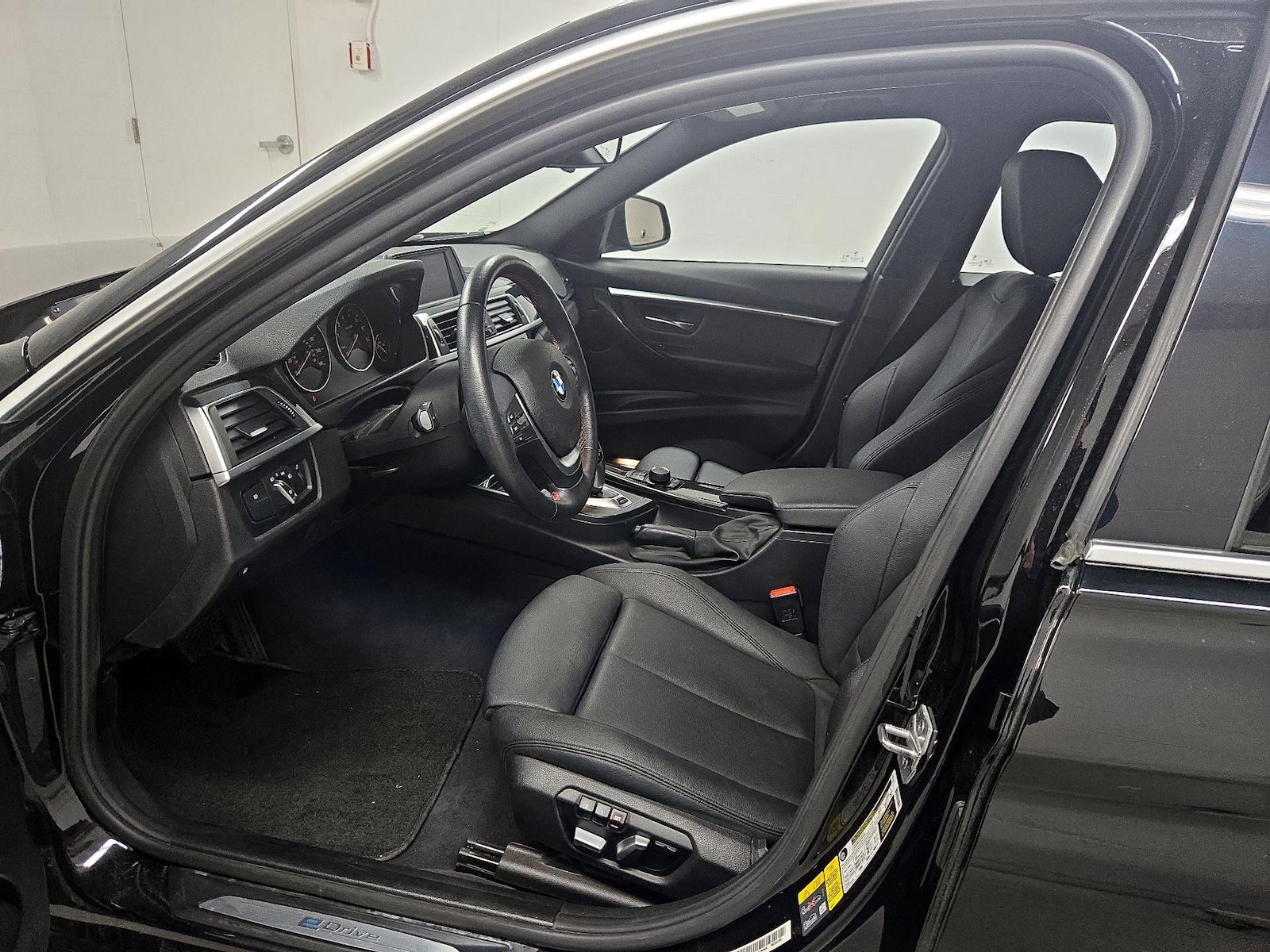 2018 BMW 3 Series 330e - Photo 12