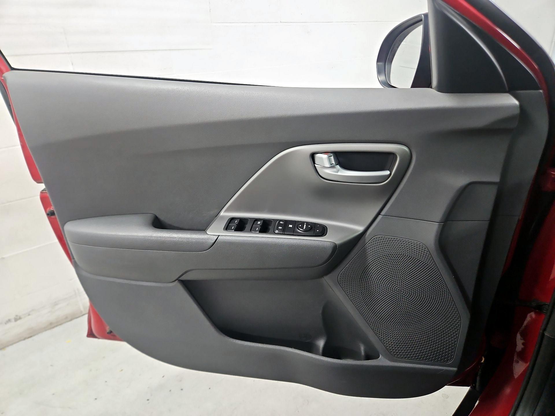 Thumbnail: 2017 Kia Niro - 12