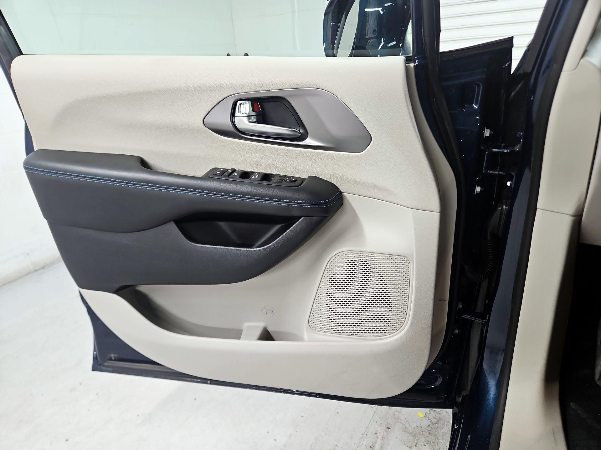 Thumbnail: 2021 Chrysler Pacifica - 12