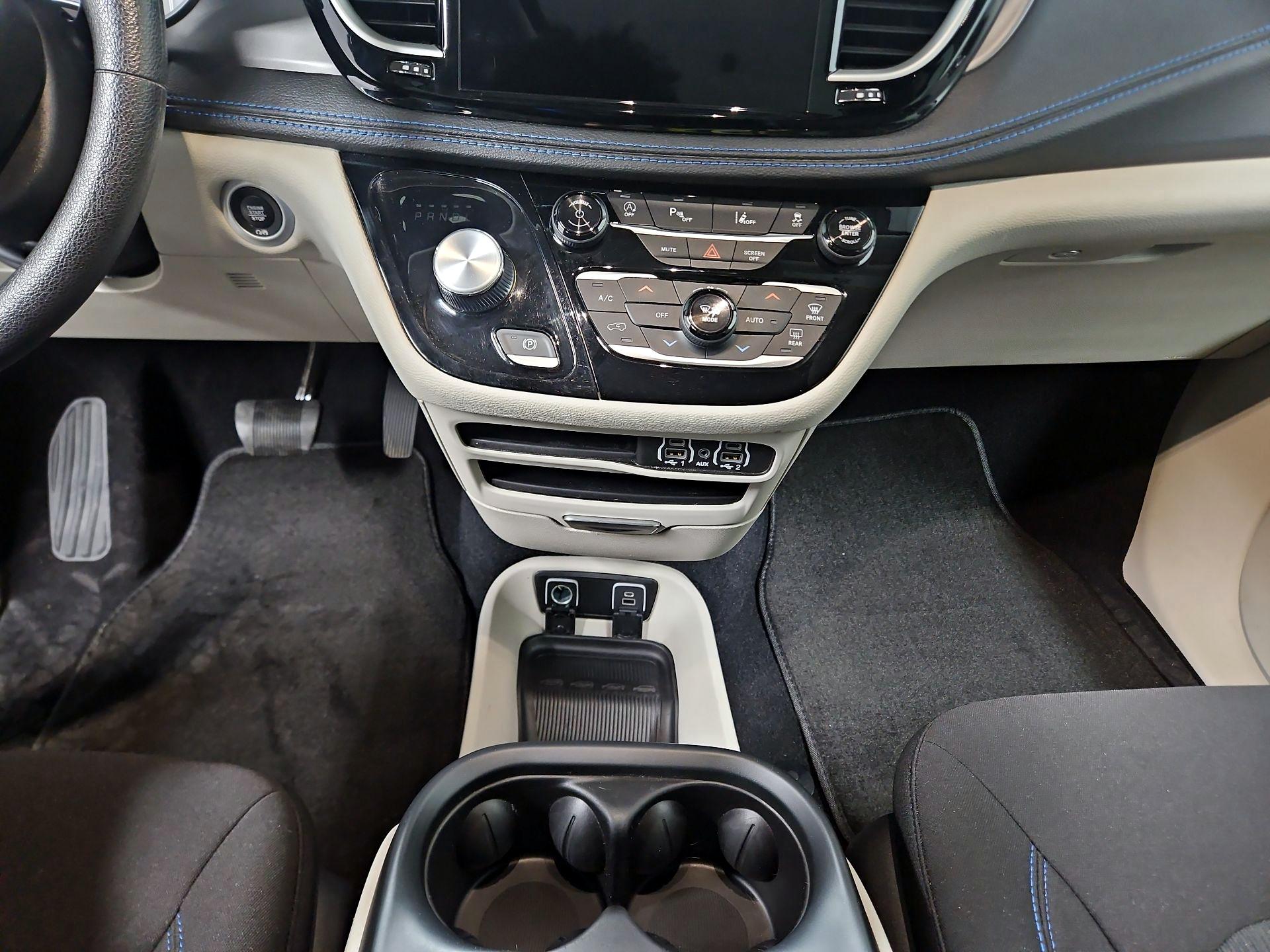 Thumbnail: 2021 Chrysler Pacifica - 17
