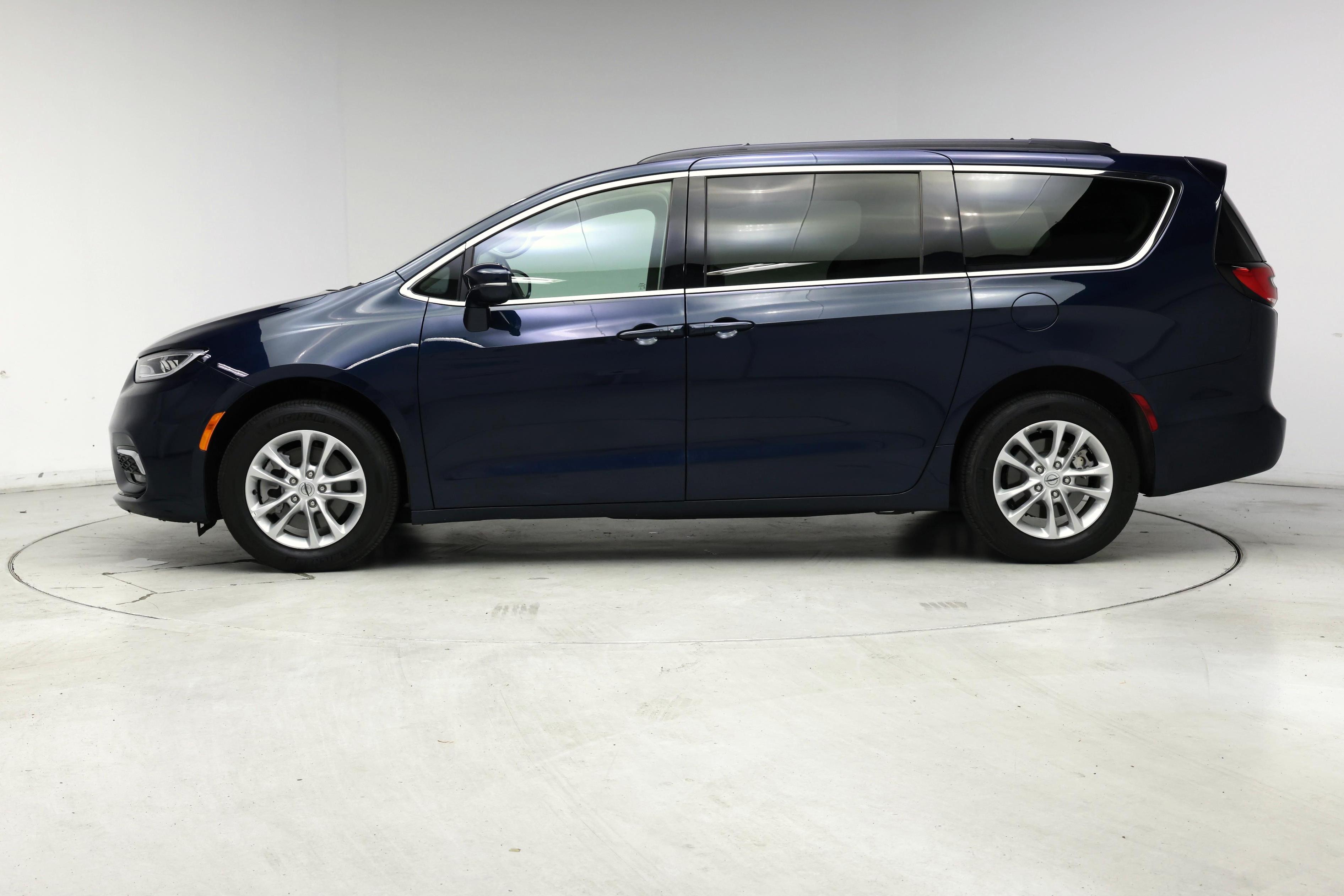 Thumbnail: 2021 Chrysler Pacifica - 3