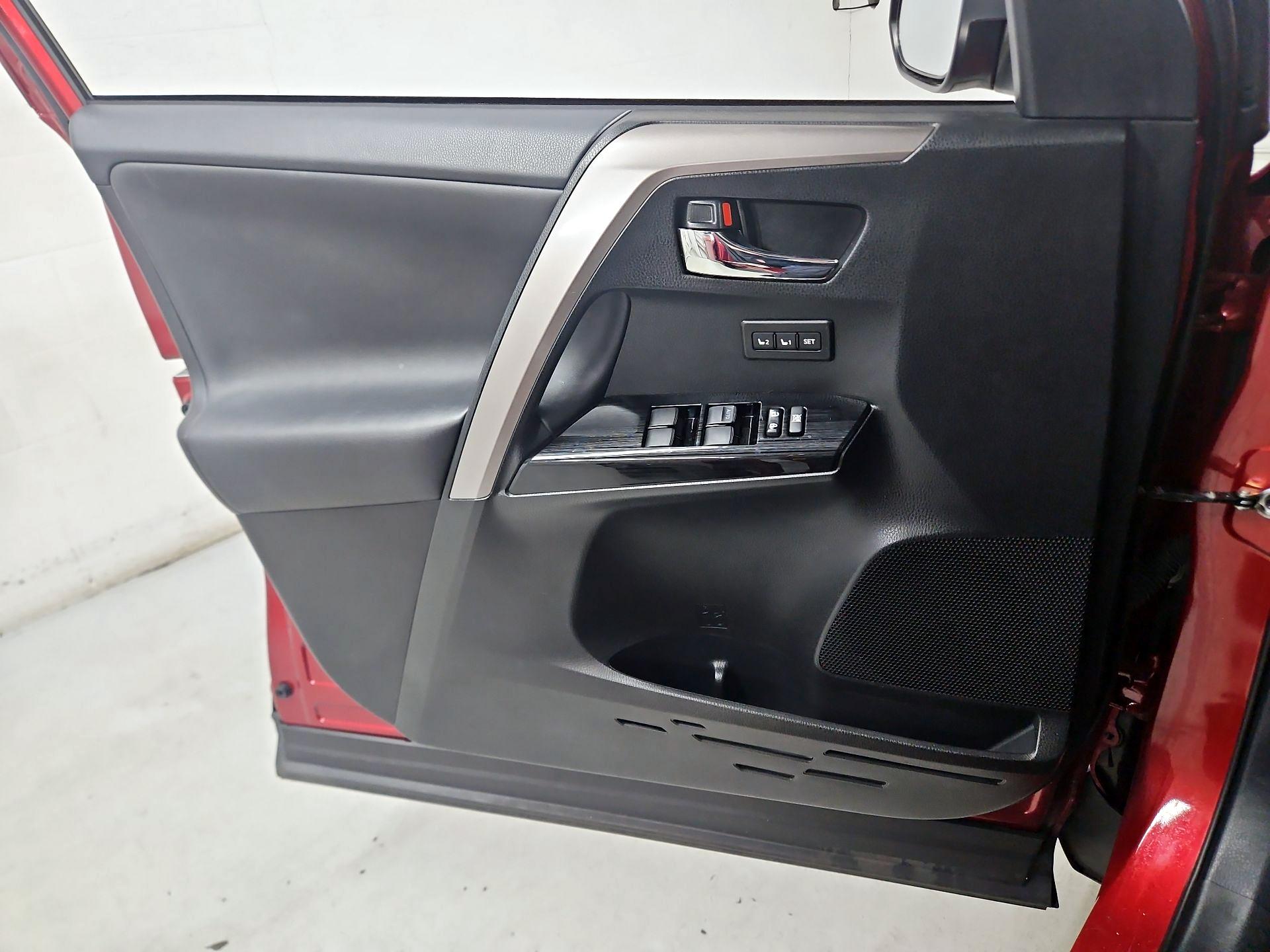 Thumbnail: 2018 Toyota RAV4 - 12