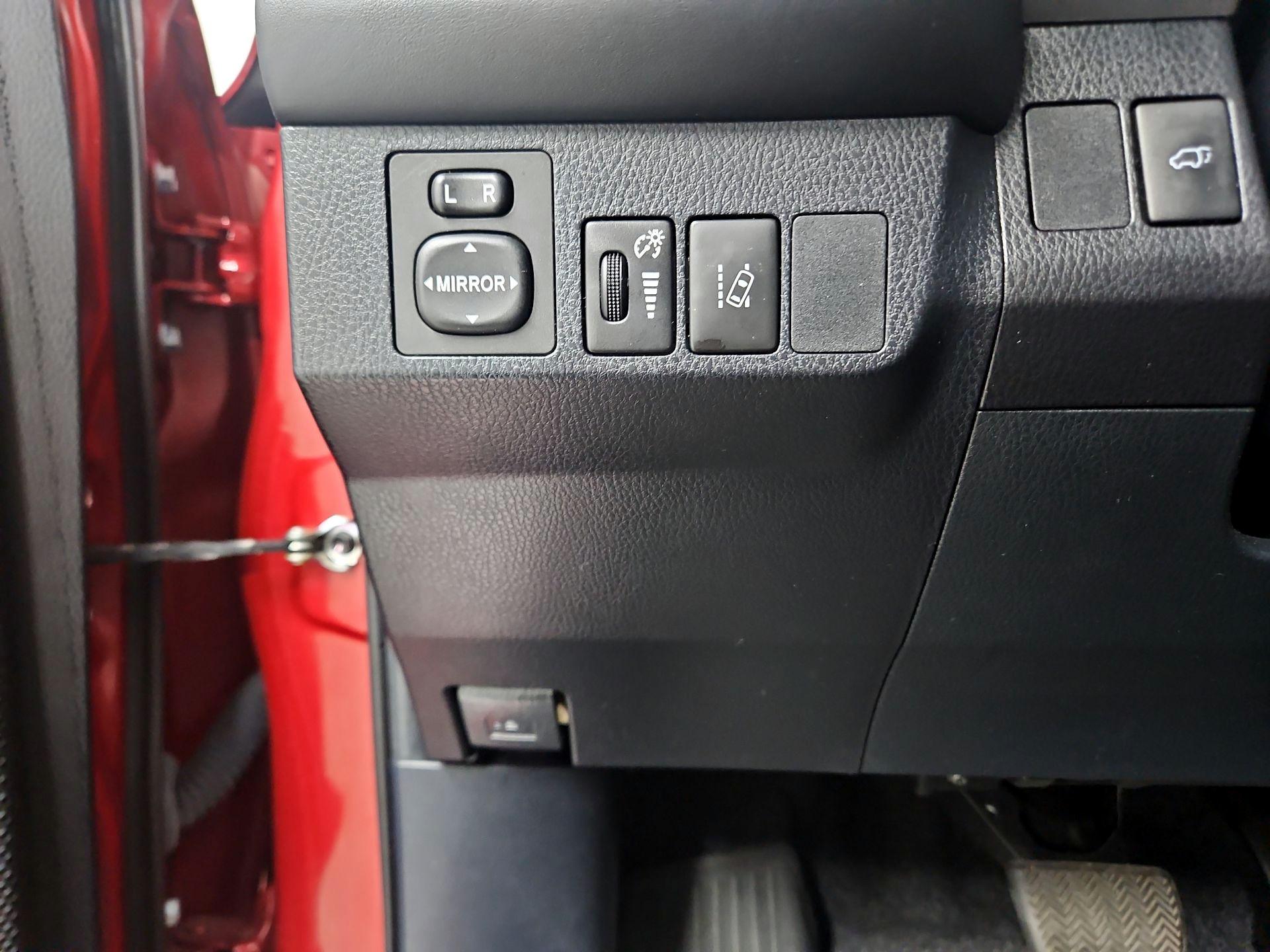 Thumbnail: 2018 Toyota RAV4 - 13