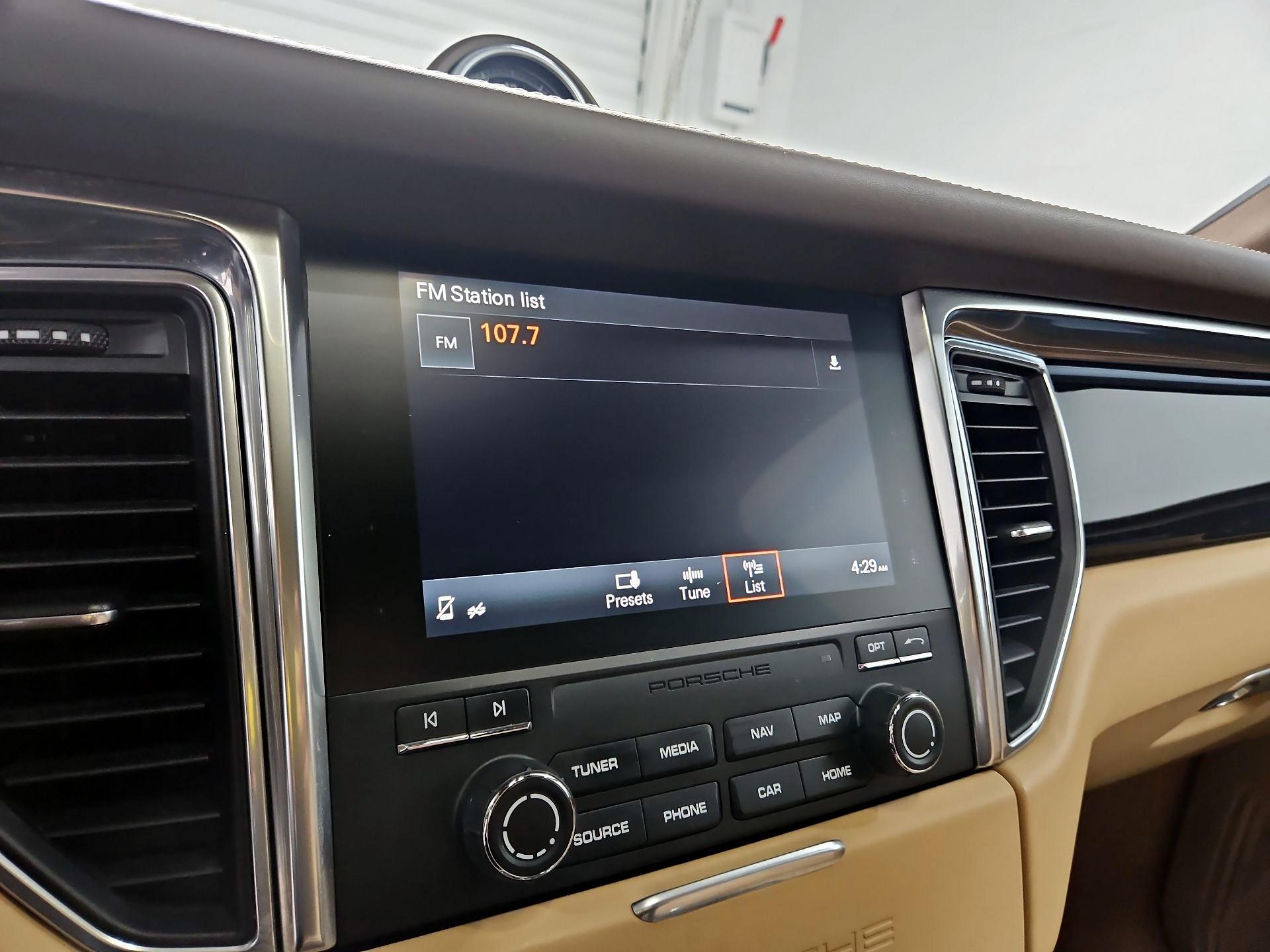 Thumbnail: 2017 Porsche Macan - 15