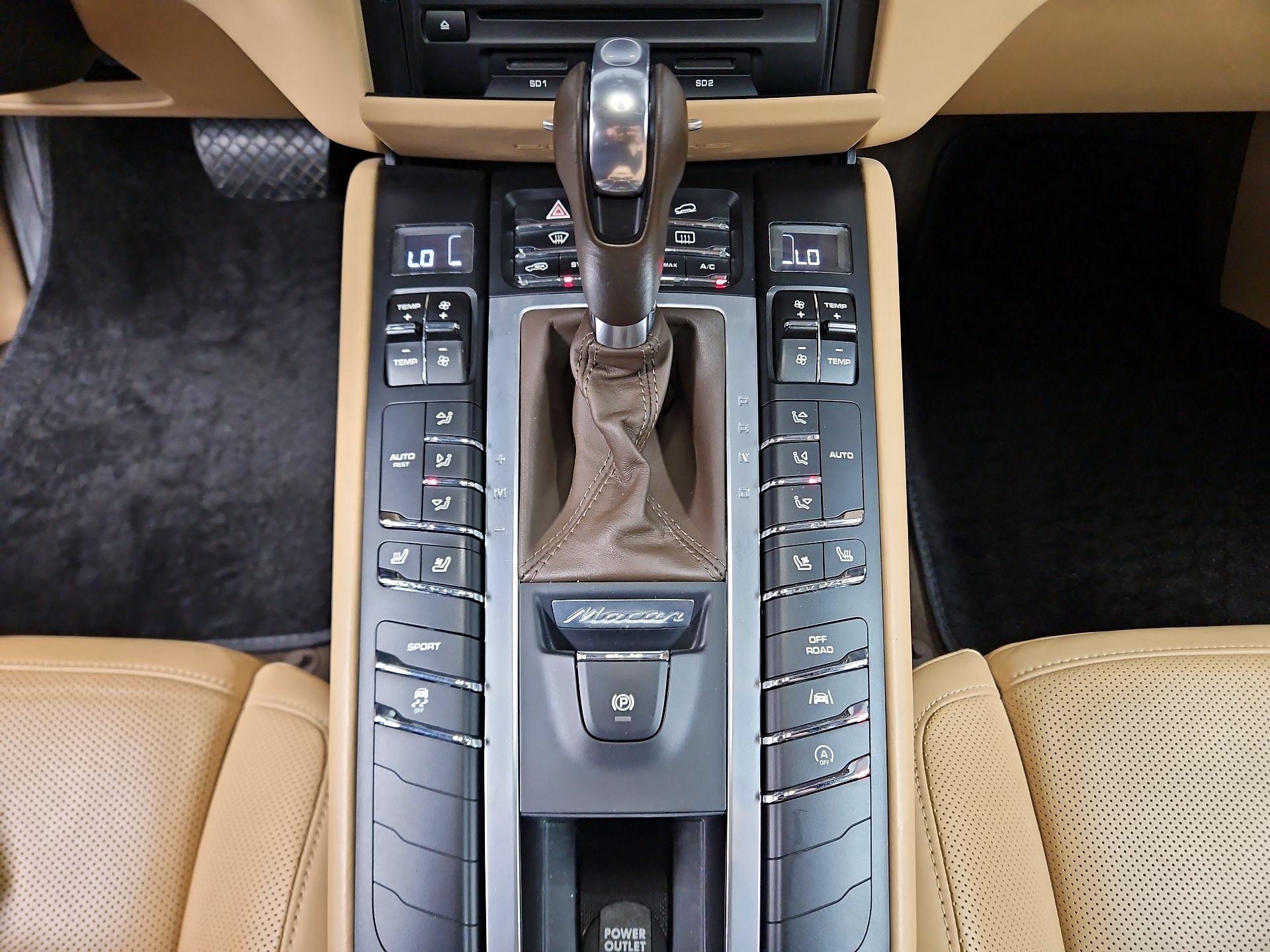 Thumbnail: 2017 Porsche Macan - 17