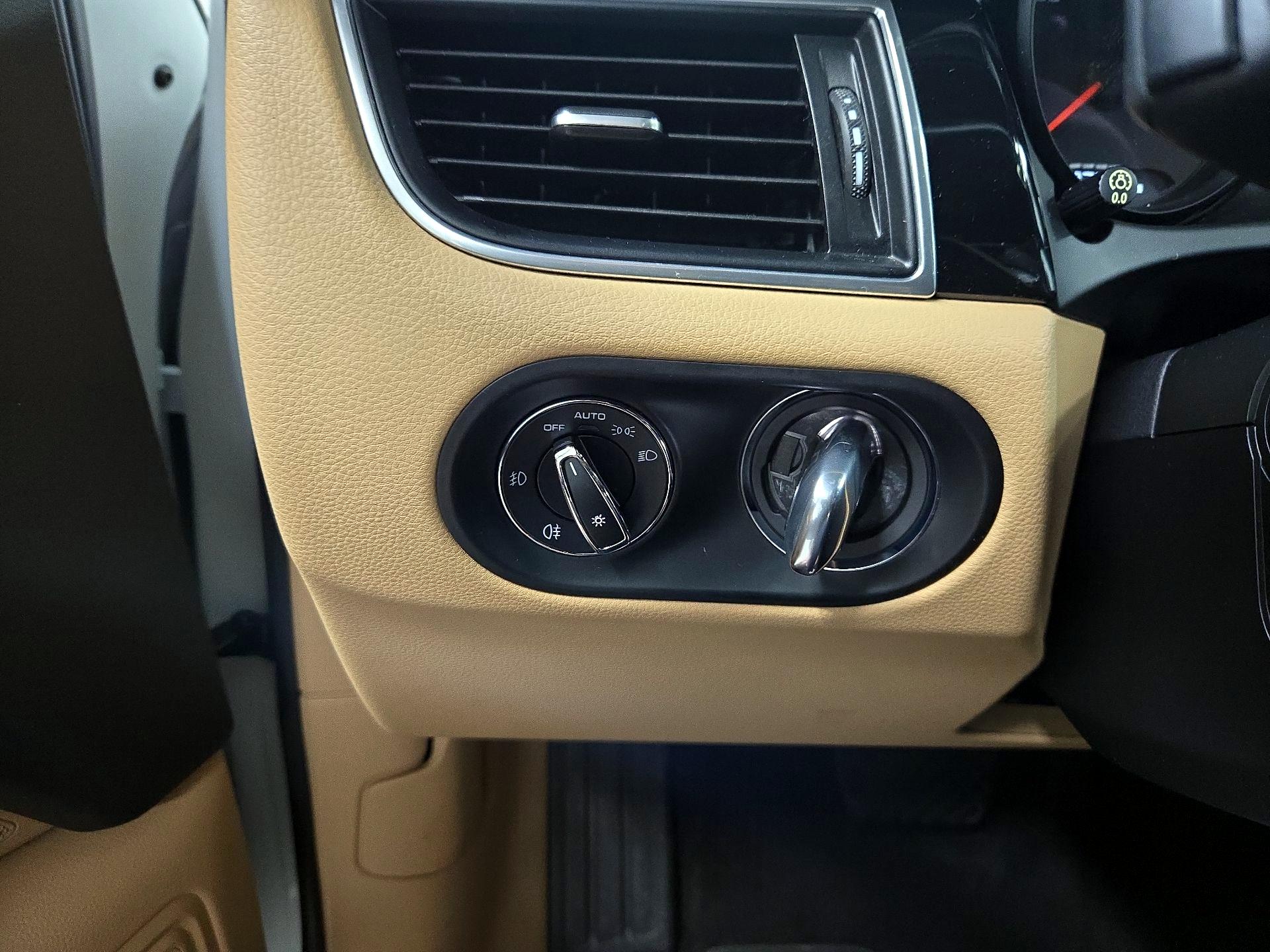 Thumbnail: 2018 Porsche Macan - 13