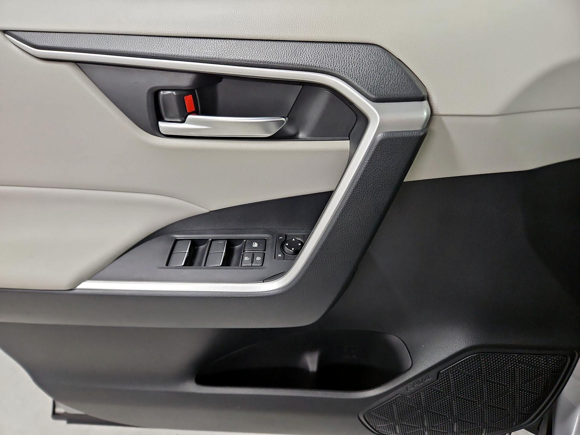 Thumbnail: 2019 Toyota RAV4 - 12