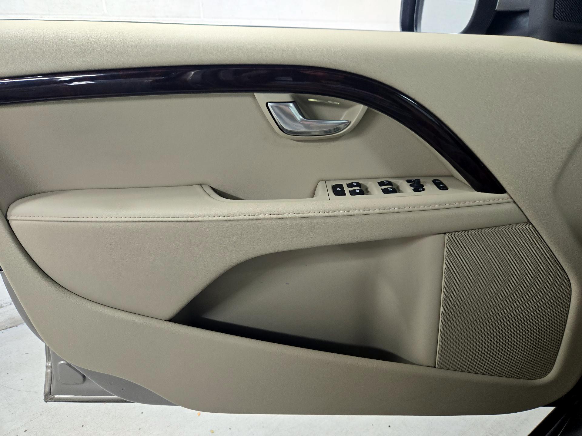 Thumbnail: 2015 Volvo XC70 - 12