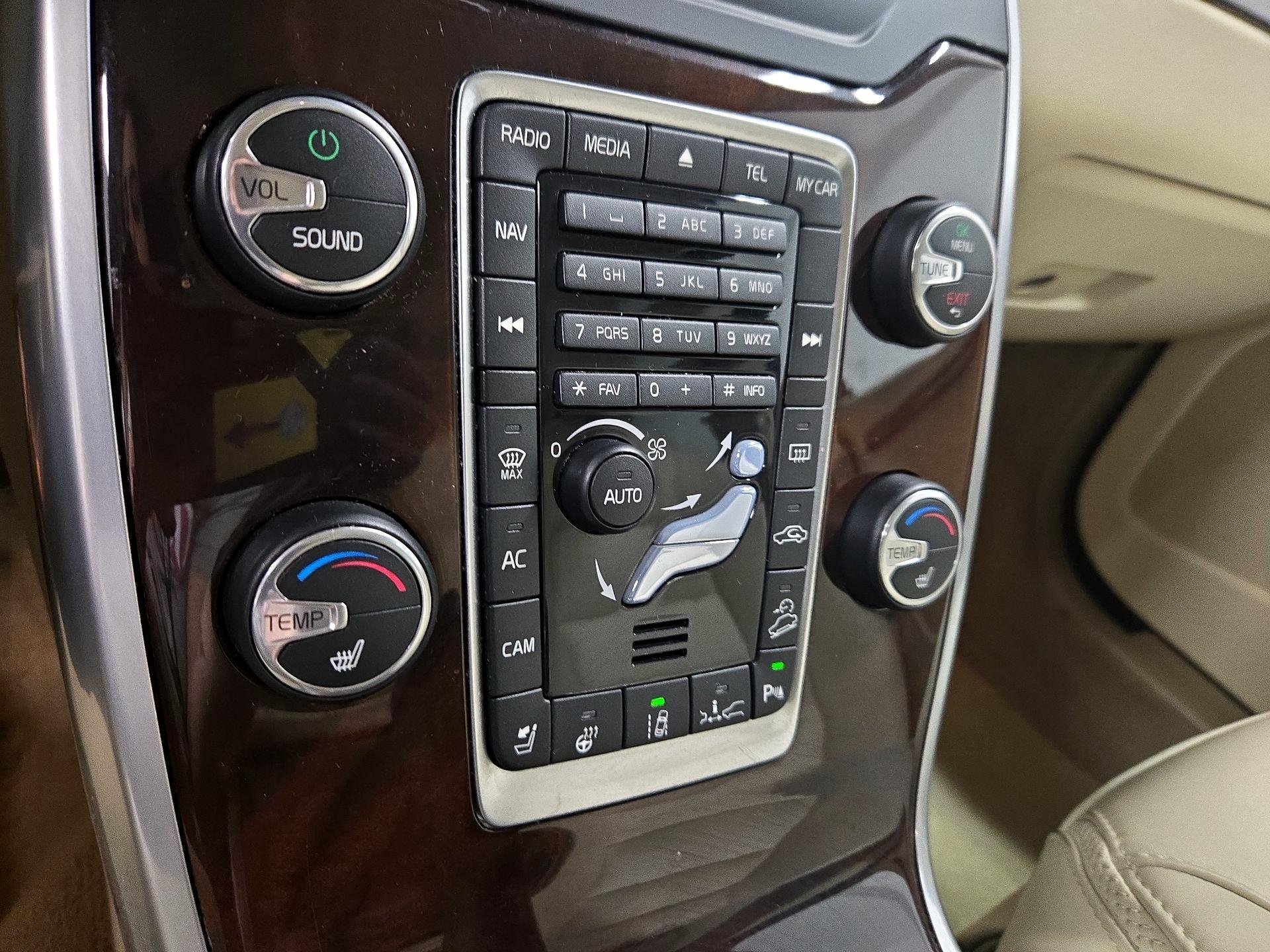 Thumbnail: 2015 Volvo XC70 - 16