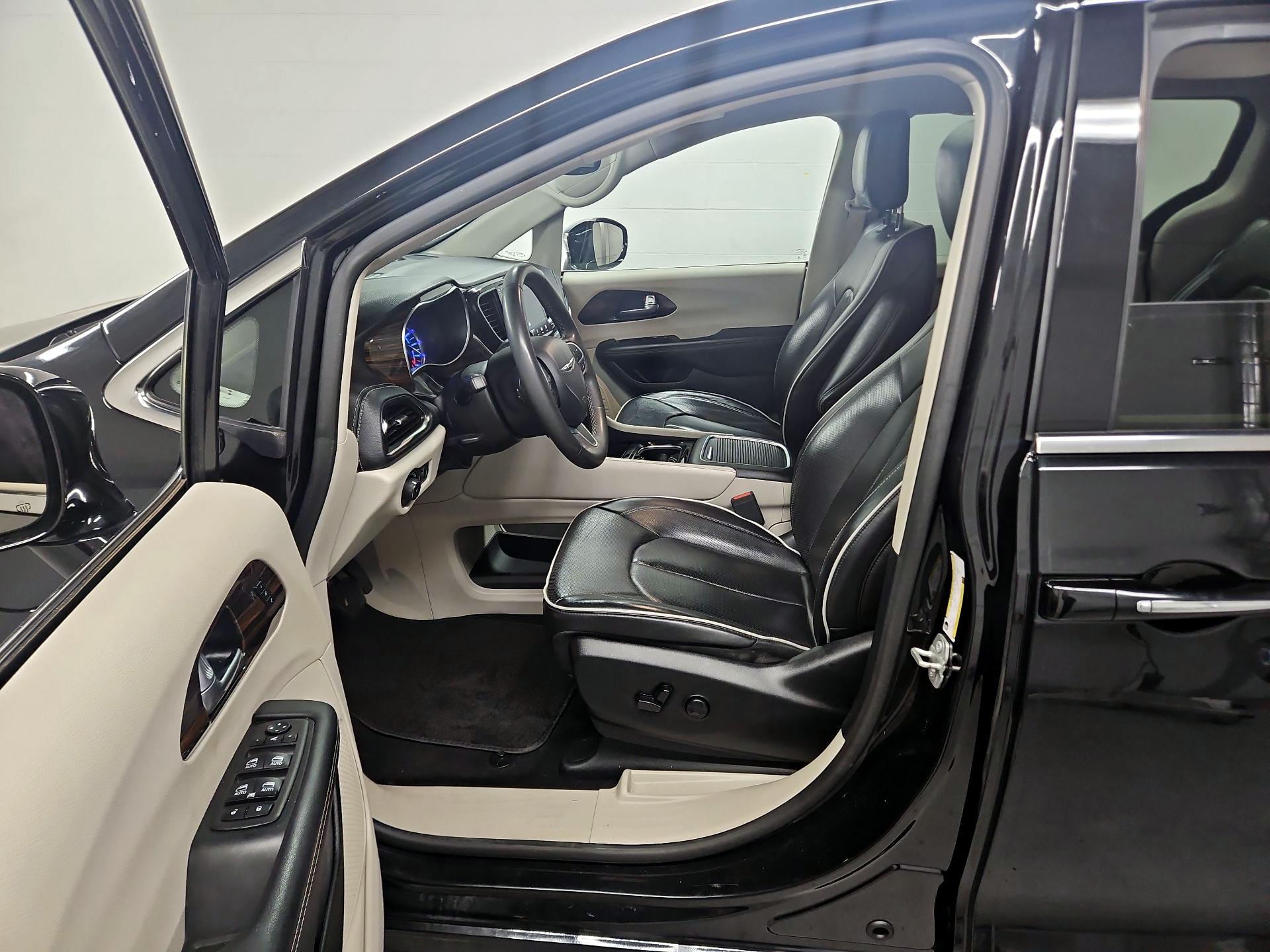 Thumbnail: 2023 Chrysler Pacifica - 11