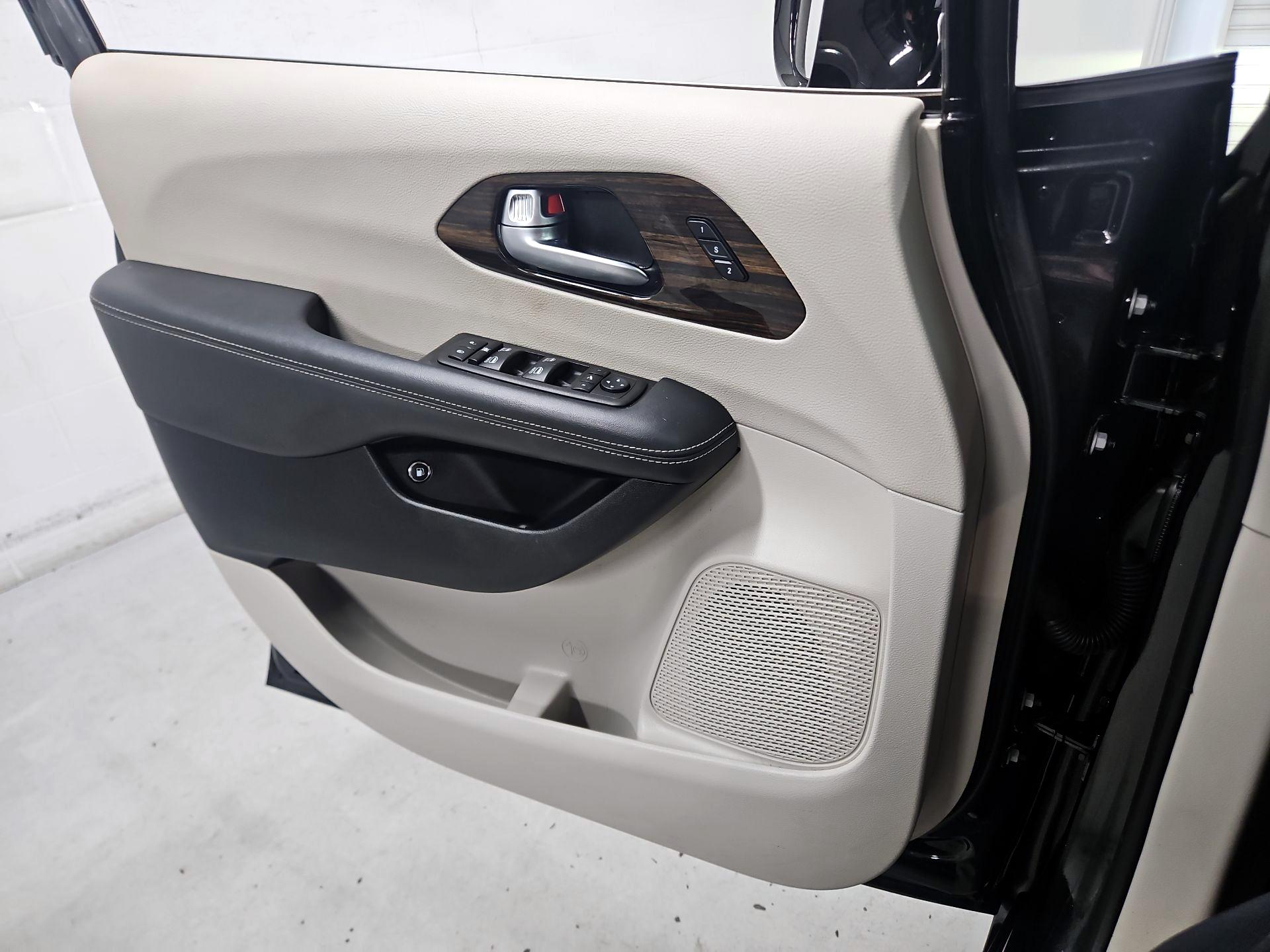 Thumbnail: 2023 Chrysler Pacifica - 12