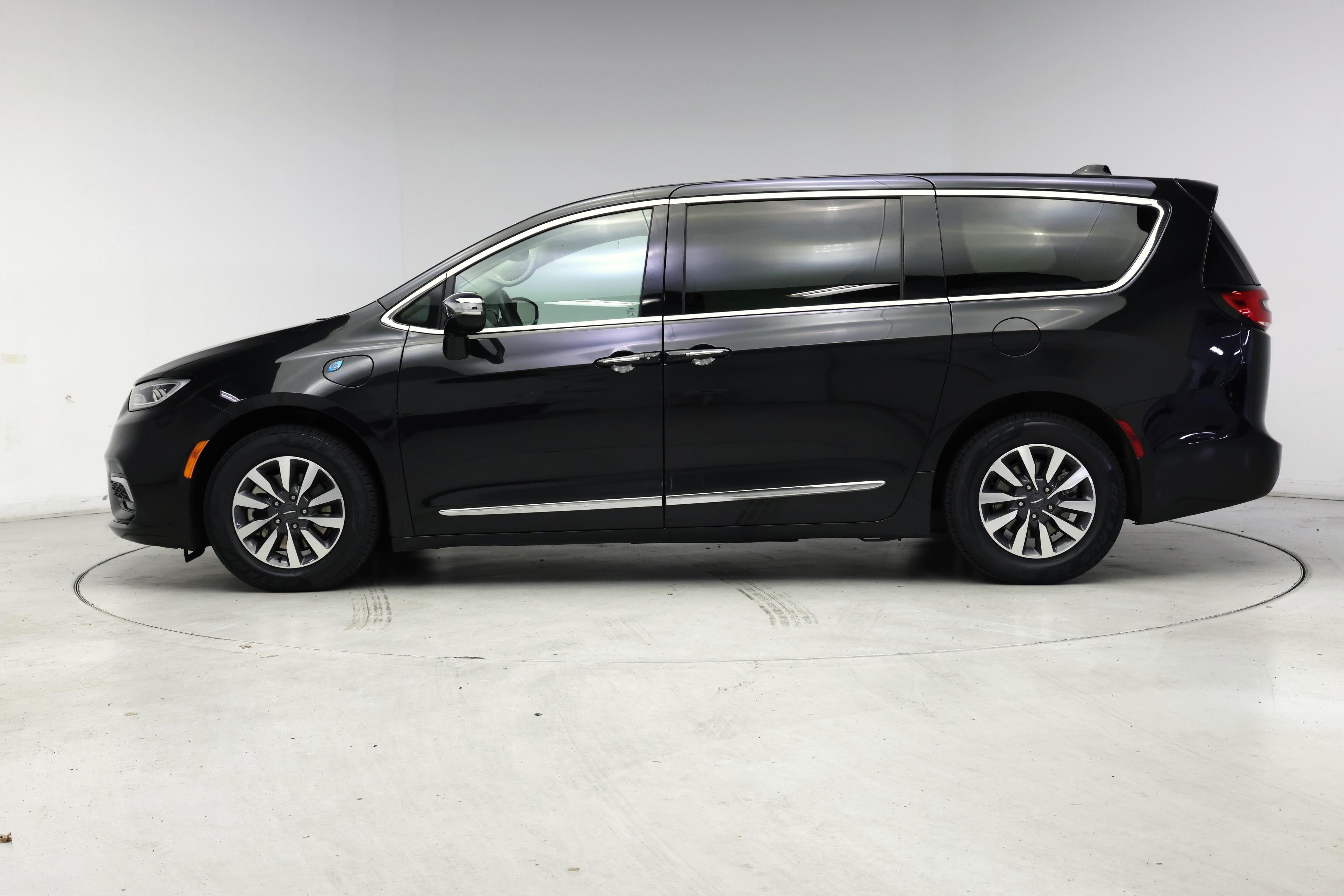 Thumbnail: 2023 Chrysler Pacifica - 3