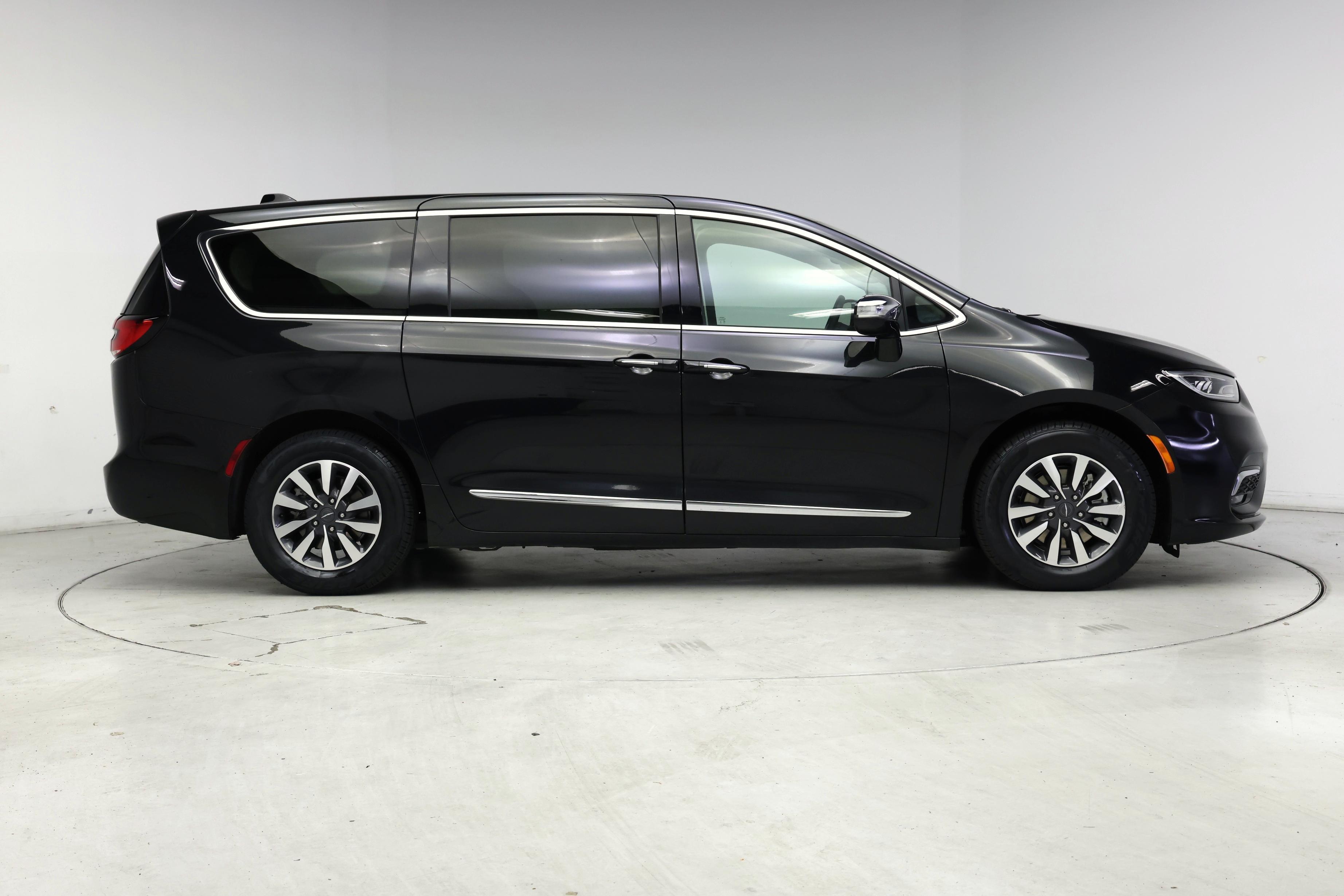 Thumbnail: 2023 Chrysler Pacifica - 7