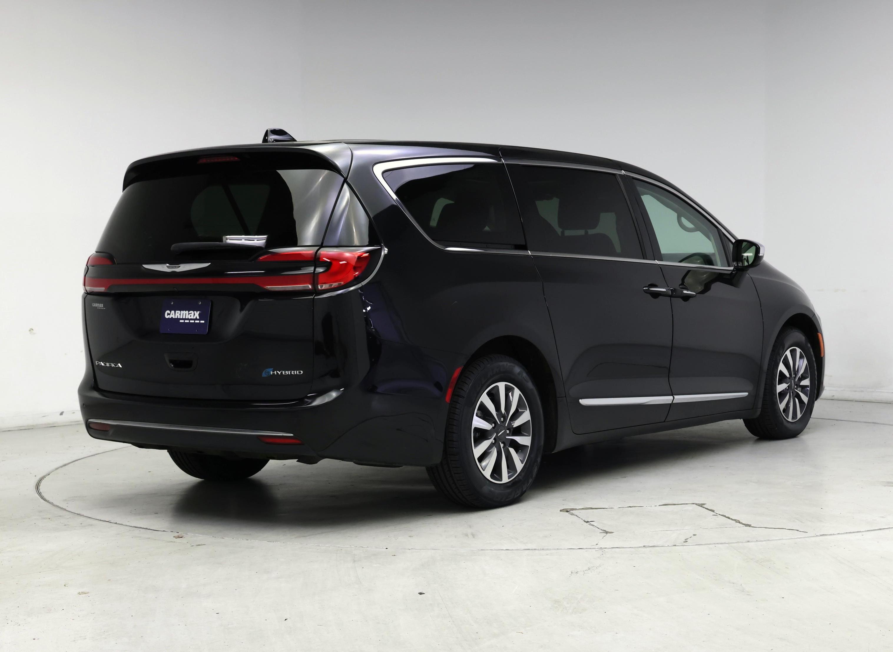 Thumbnail: 2023 Chrysler Pacifica - 8