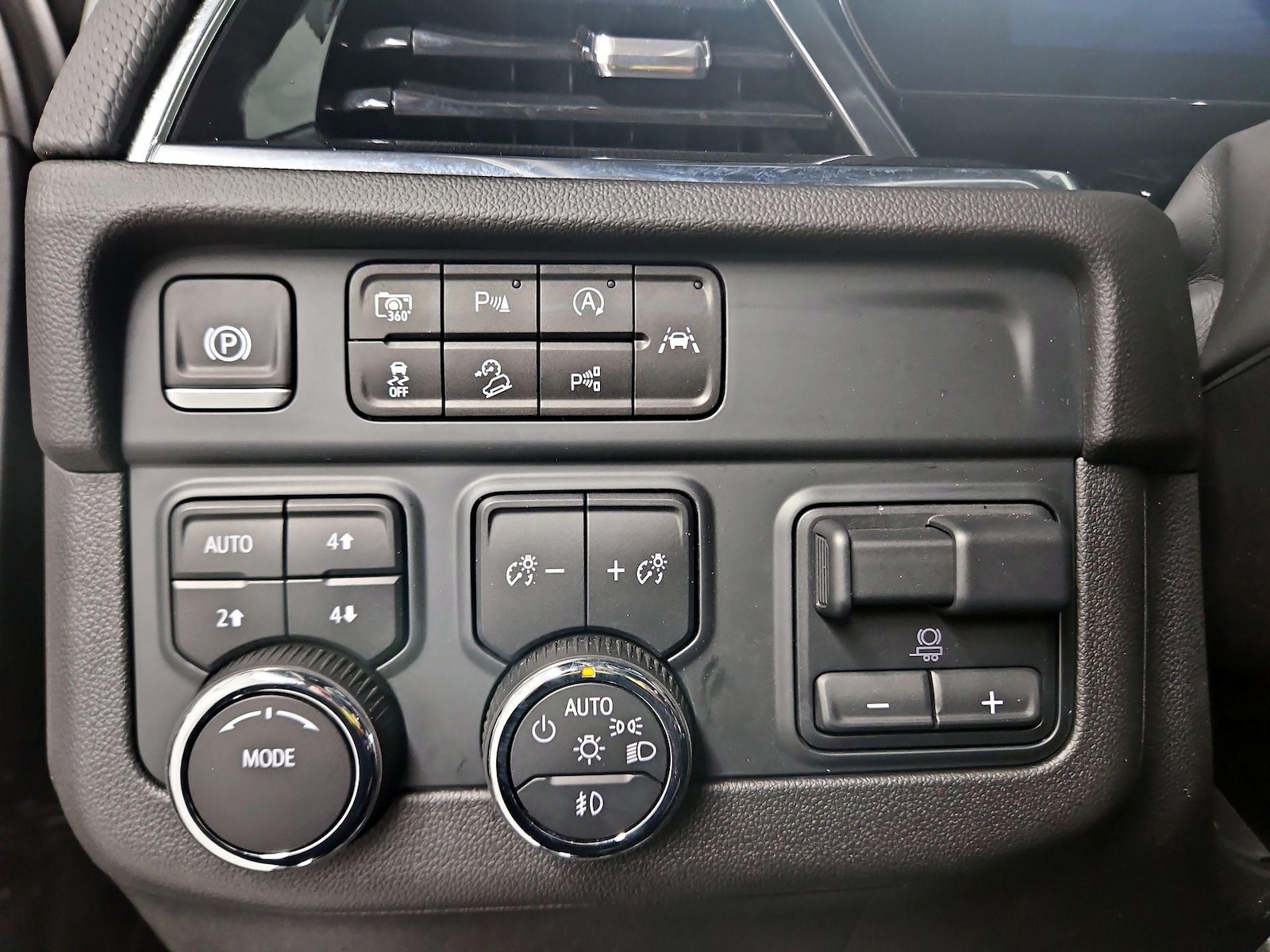 2025 Chevrolet Suburban RST - Photo 14