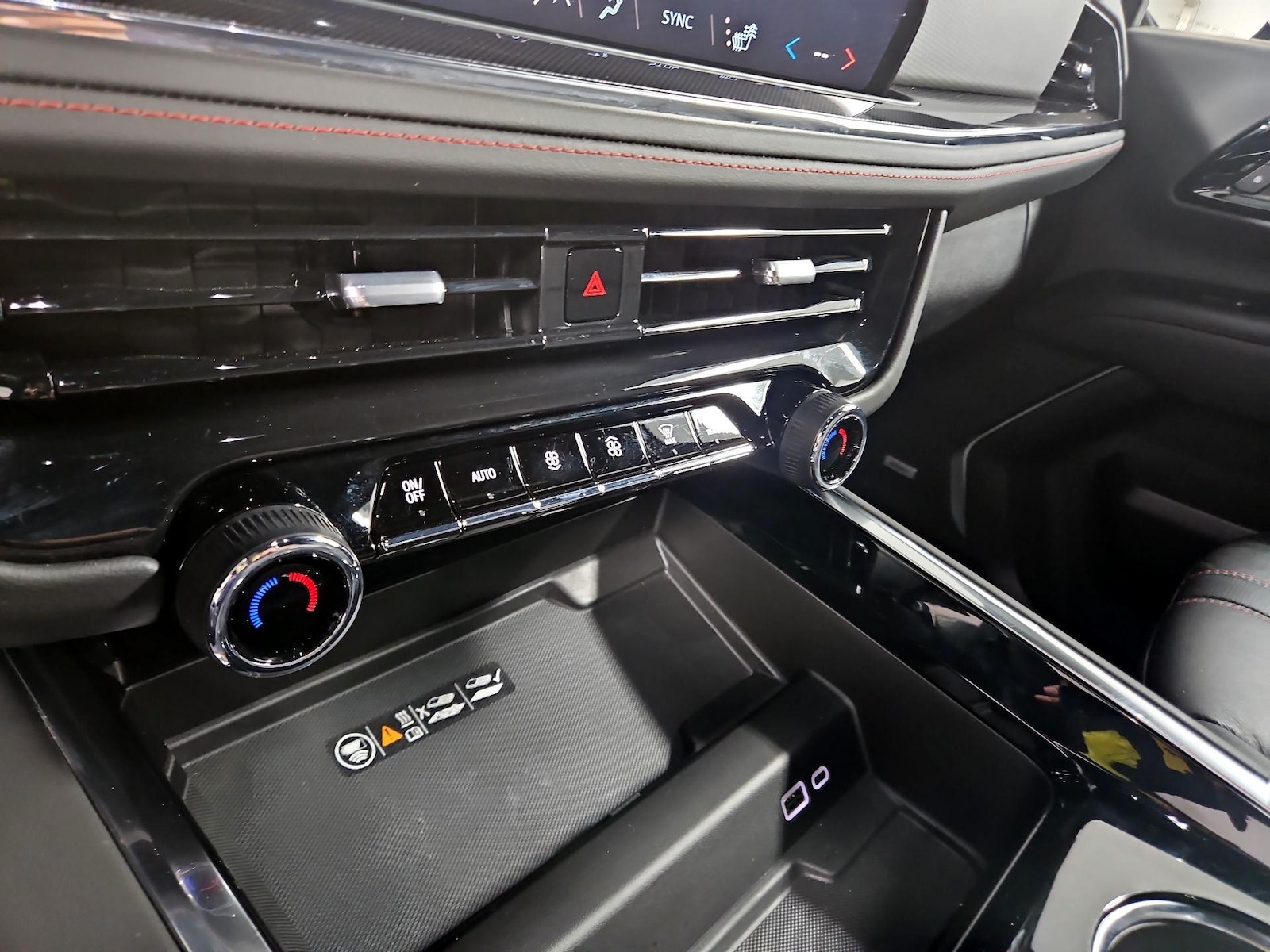 2025 Chevrolet Suburban RST - Photo 18