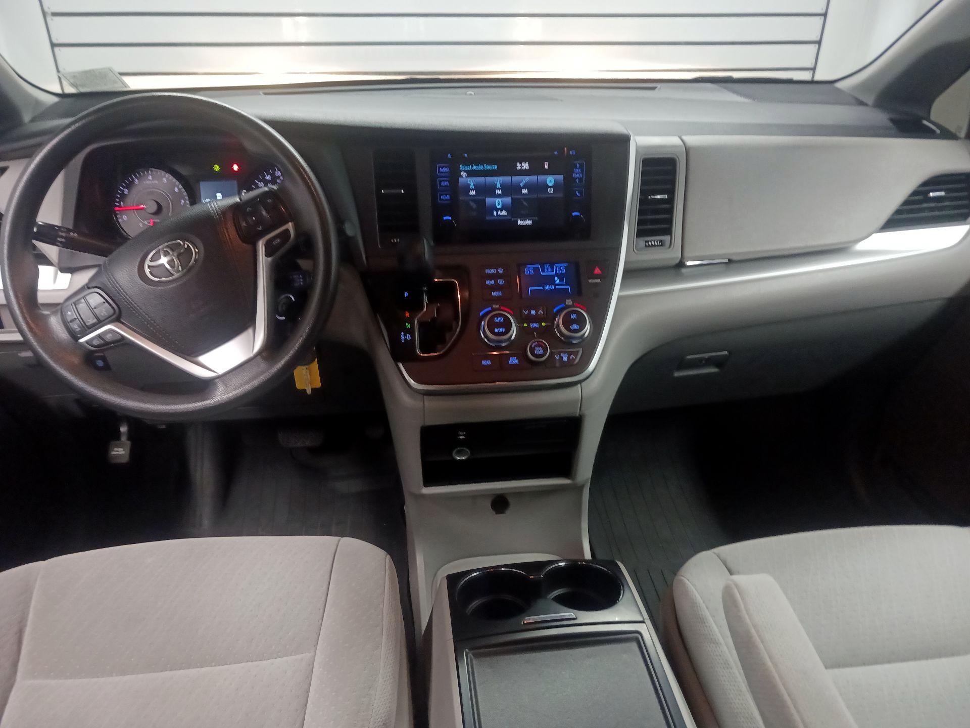 Thumbnail: 2015 Toyota Sienna - 9