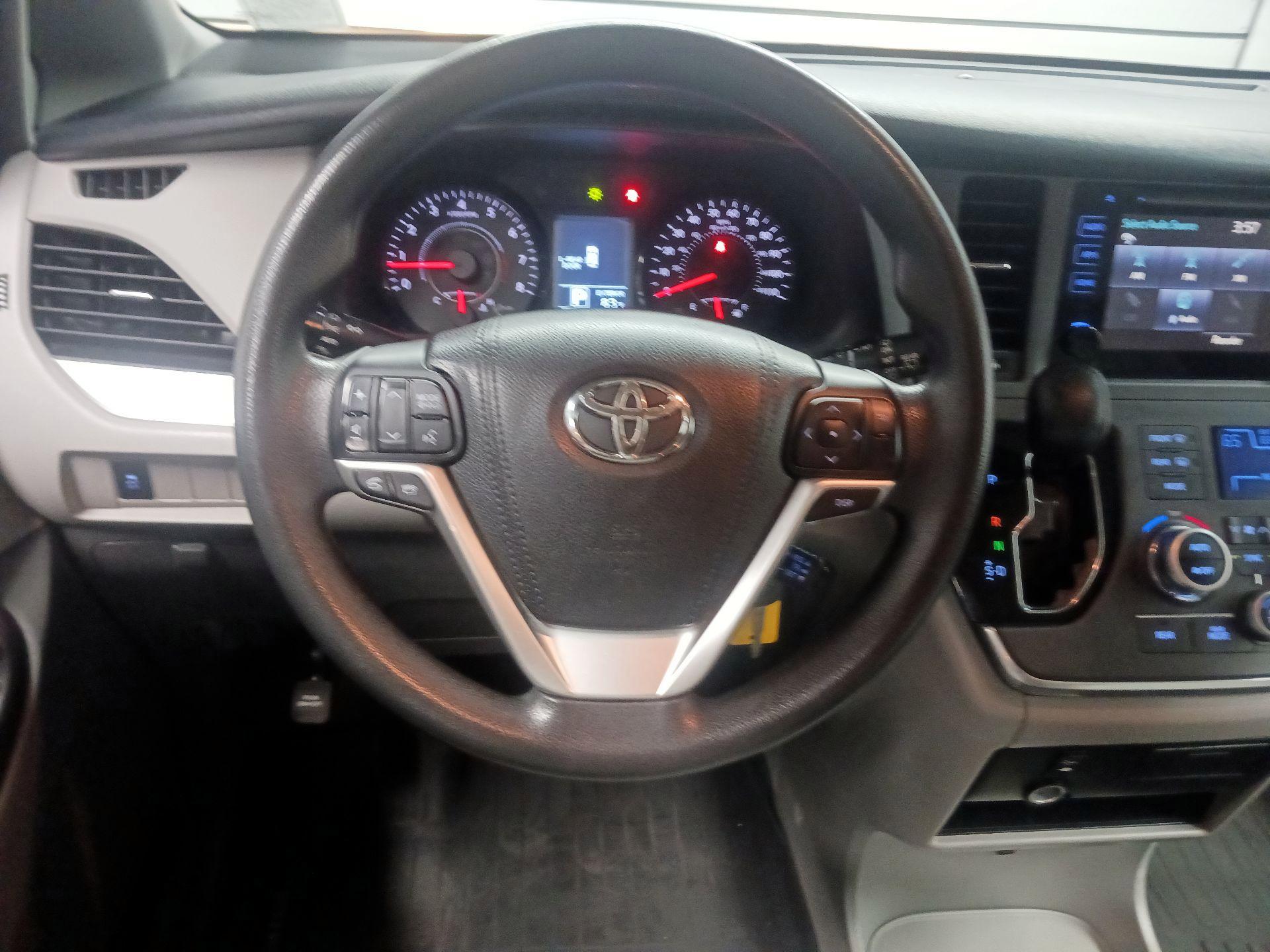 Thumbnail: 2015 Toyota Sienna - 10