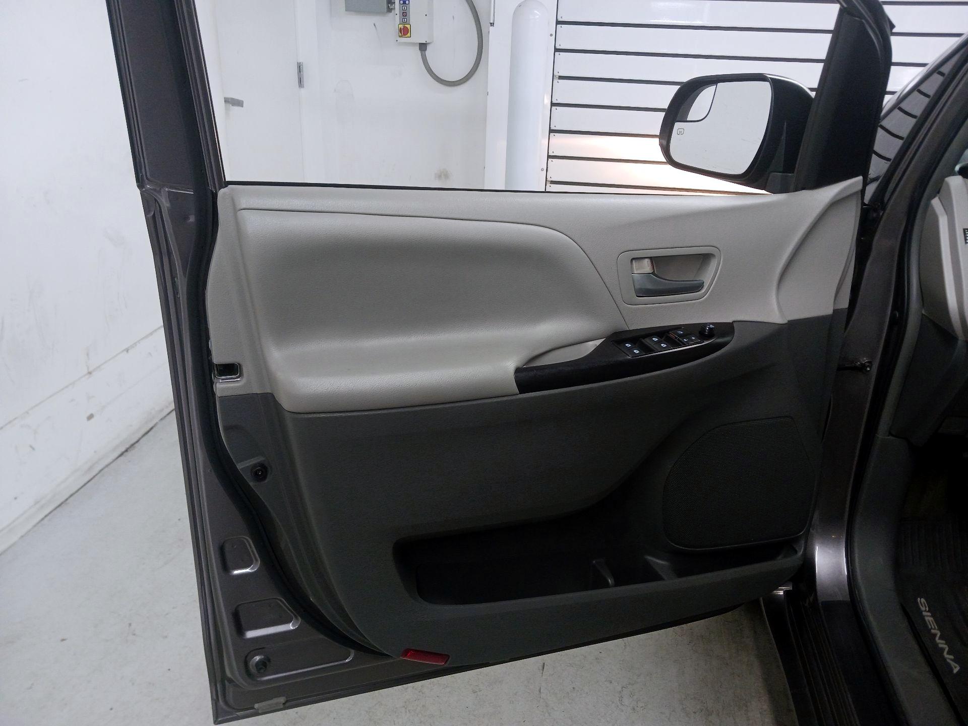 Thumbnail: 2015 Toyota Sienna - 12