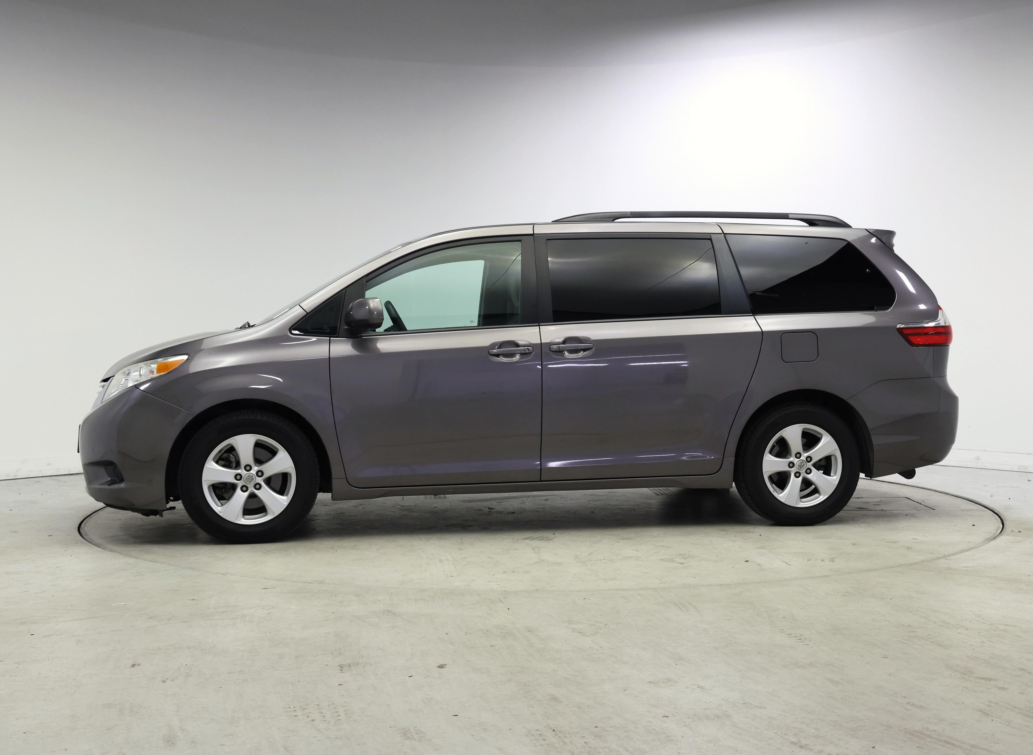 Thumbnail: 2015 Toyota Sienna - 3