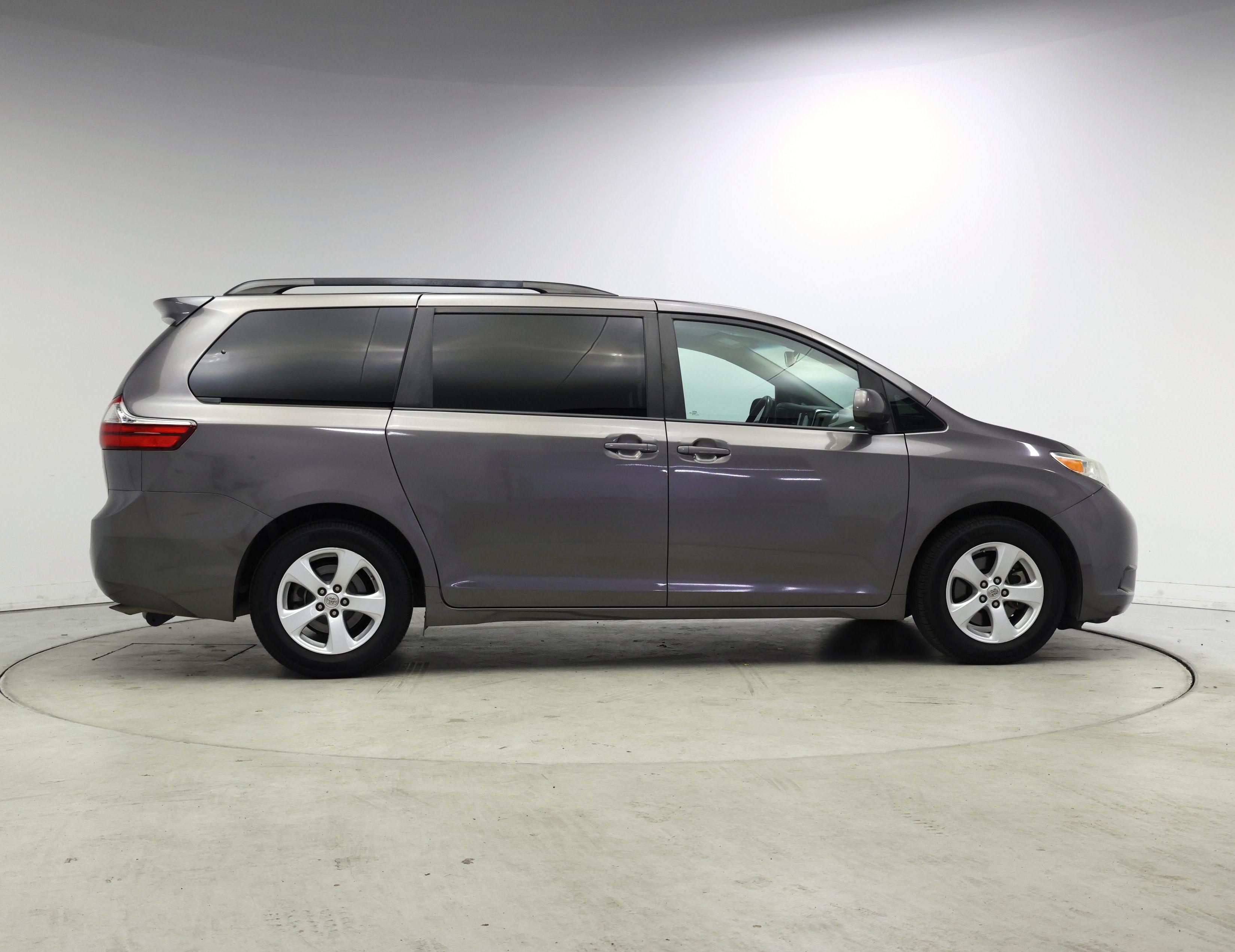 Thumbnail: 2015 Toyota Sienna - 7