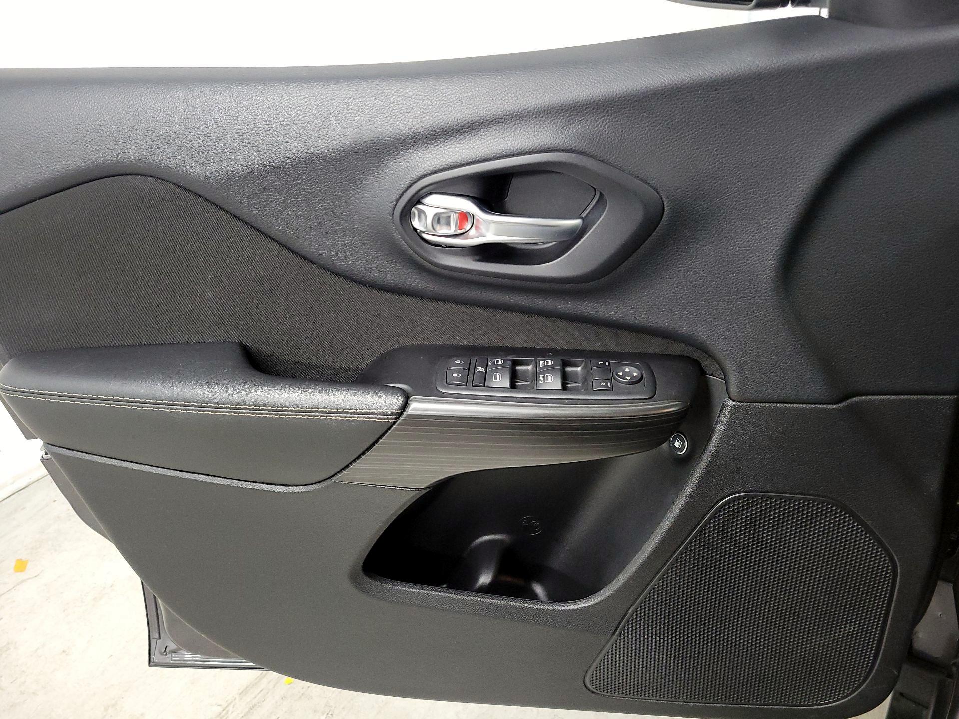 Thumbnail: 2015 Jeep Cherokee - 12