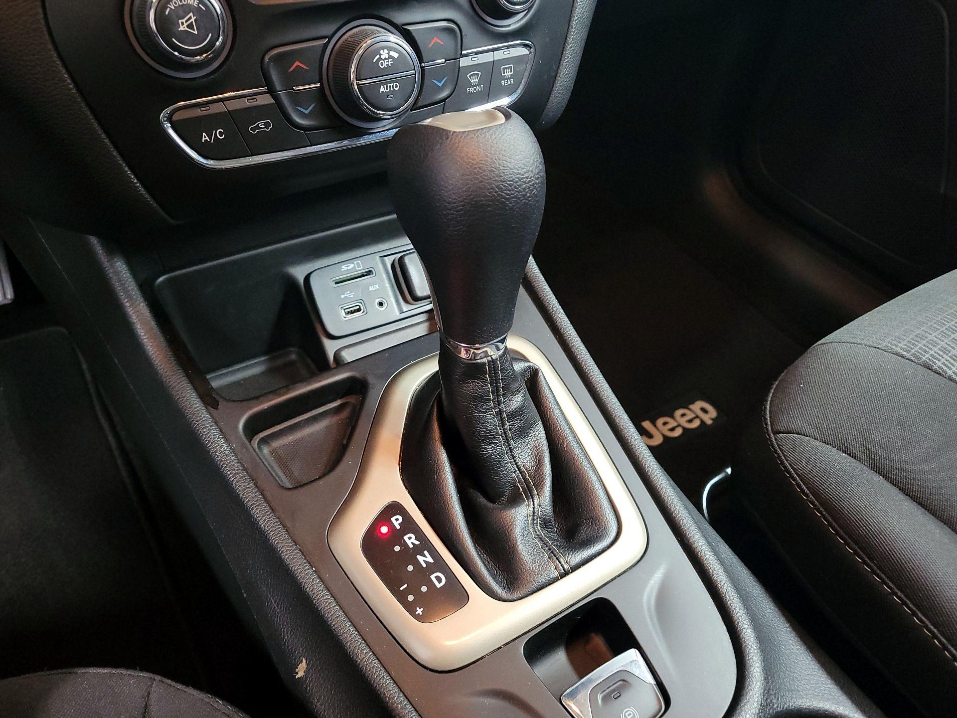 Thumbnail: 2015 Jeep Cherokee - 15