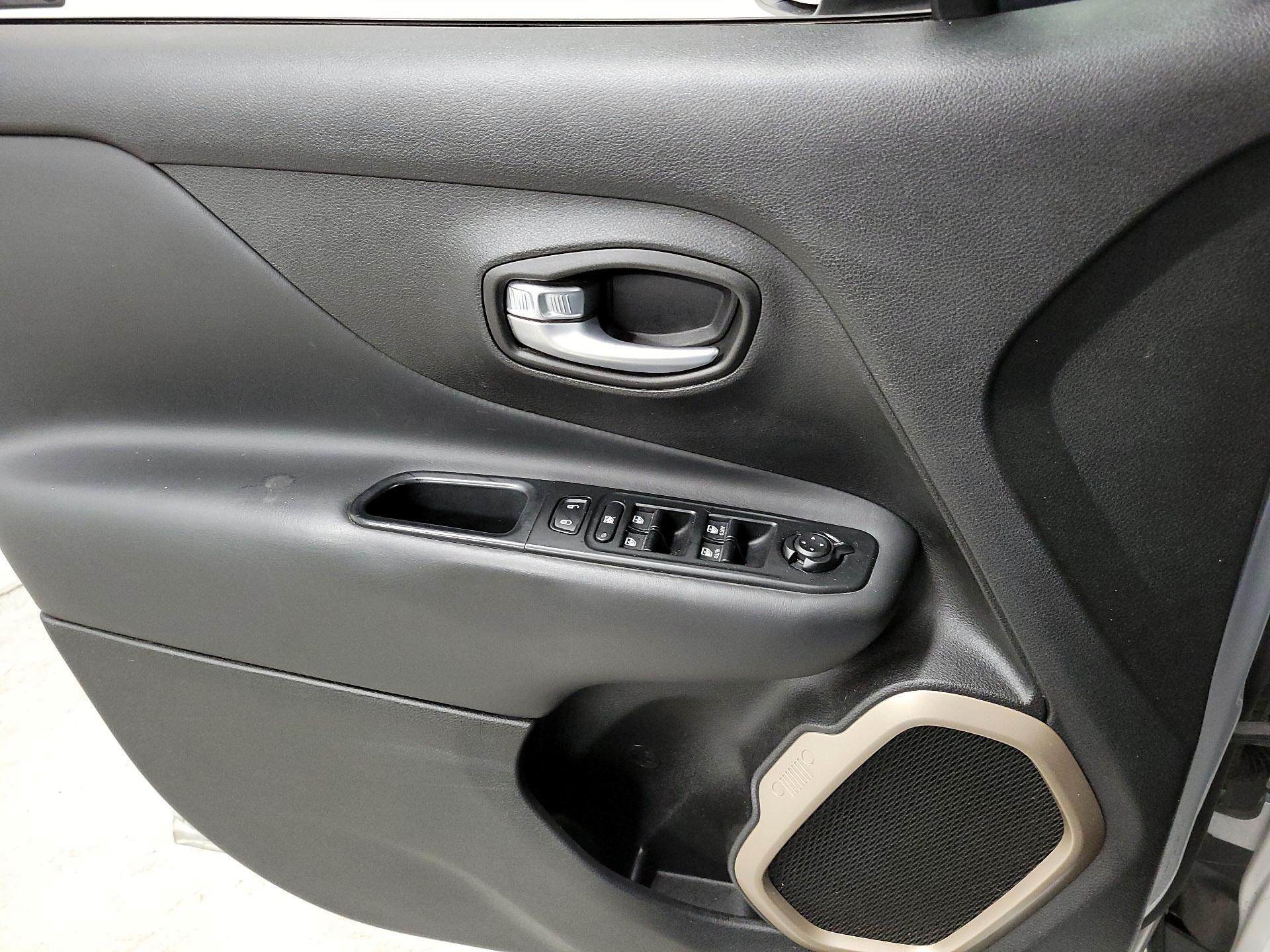 Thumbnail: 2017 Jeep Renegade - 12