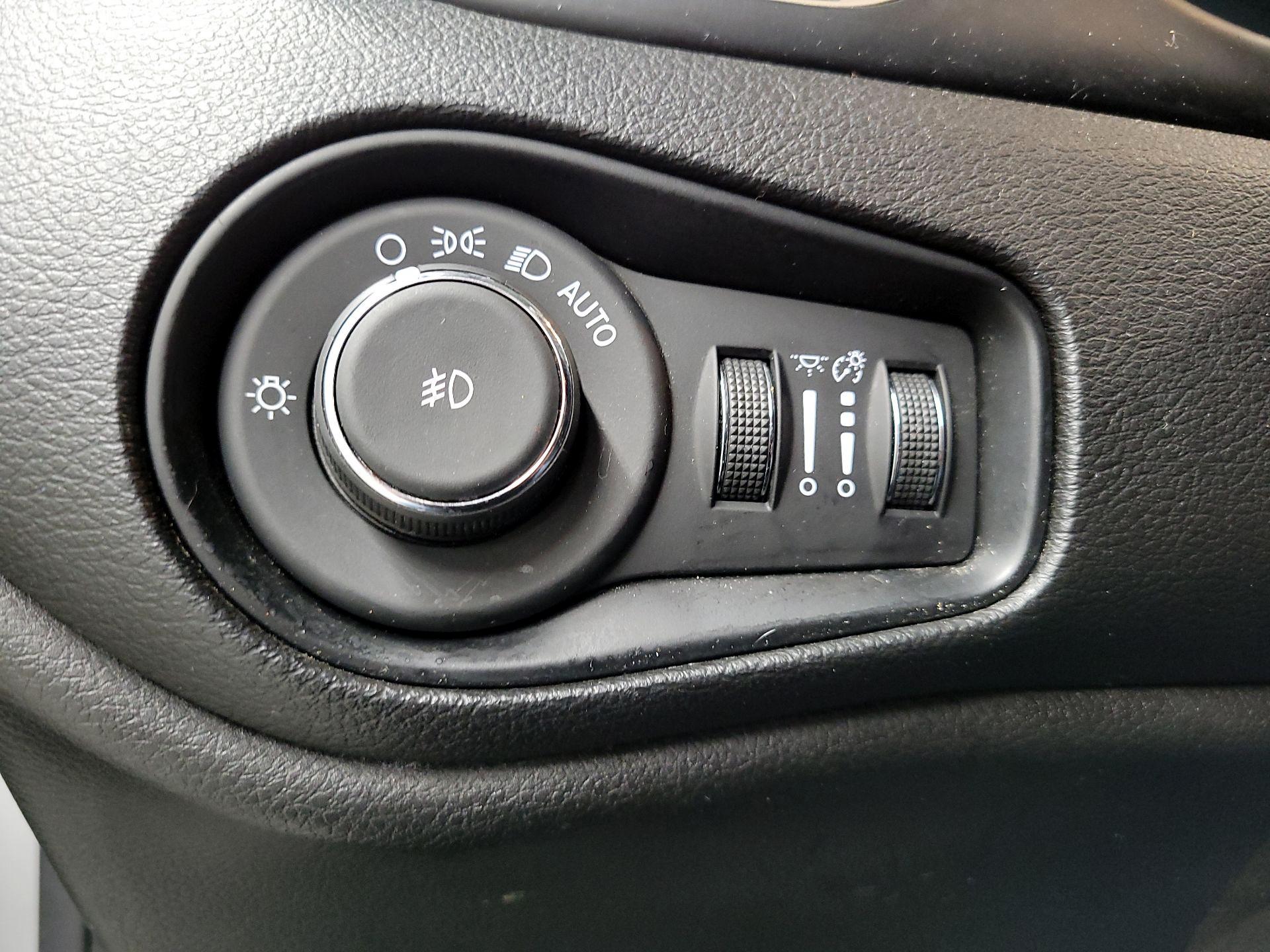 Thumbnail: 2017 Jeep Renegade - 13