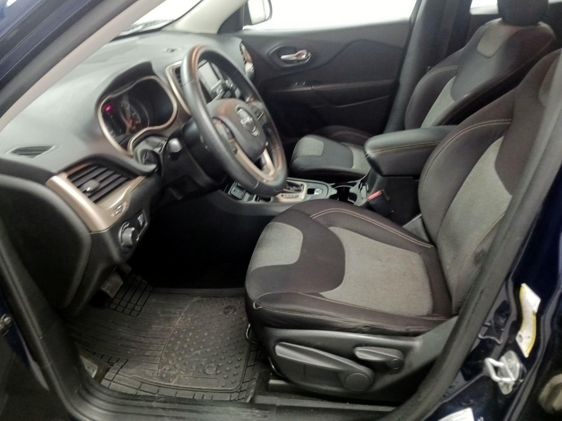 Thumbnail: 2015 Jeep Cherokee - 11