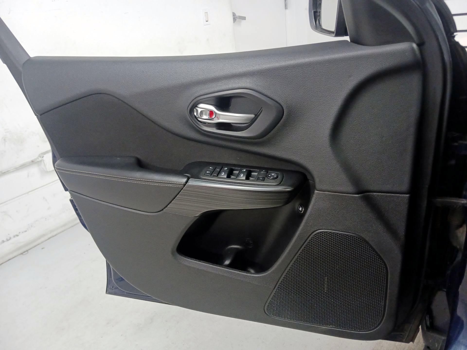 Thumbnail: 2015 Jeep Cherokee - 12
