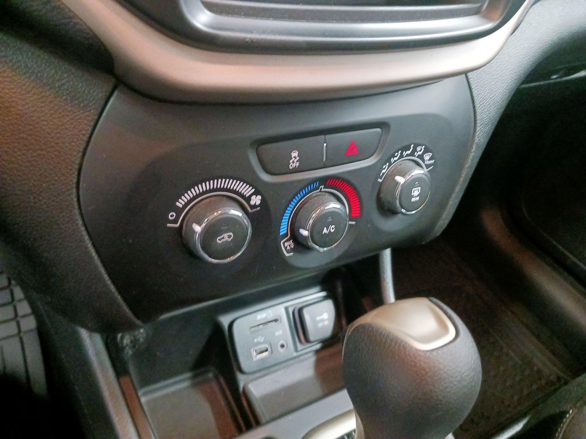 Thumbnail: 2015 Jeep Cherokee - 14